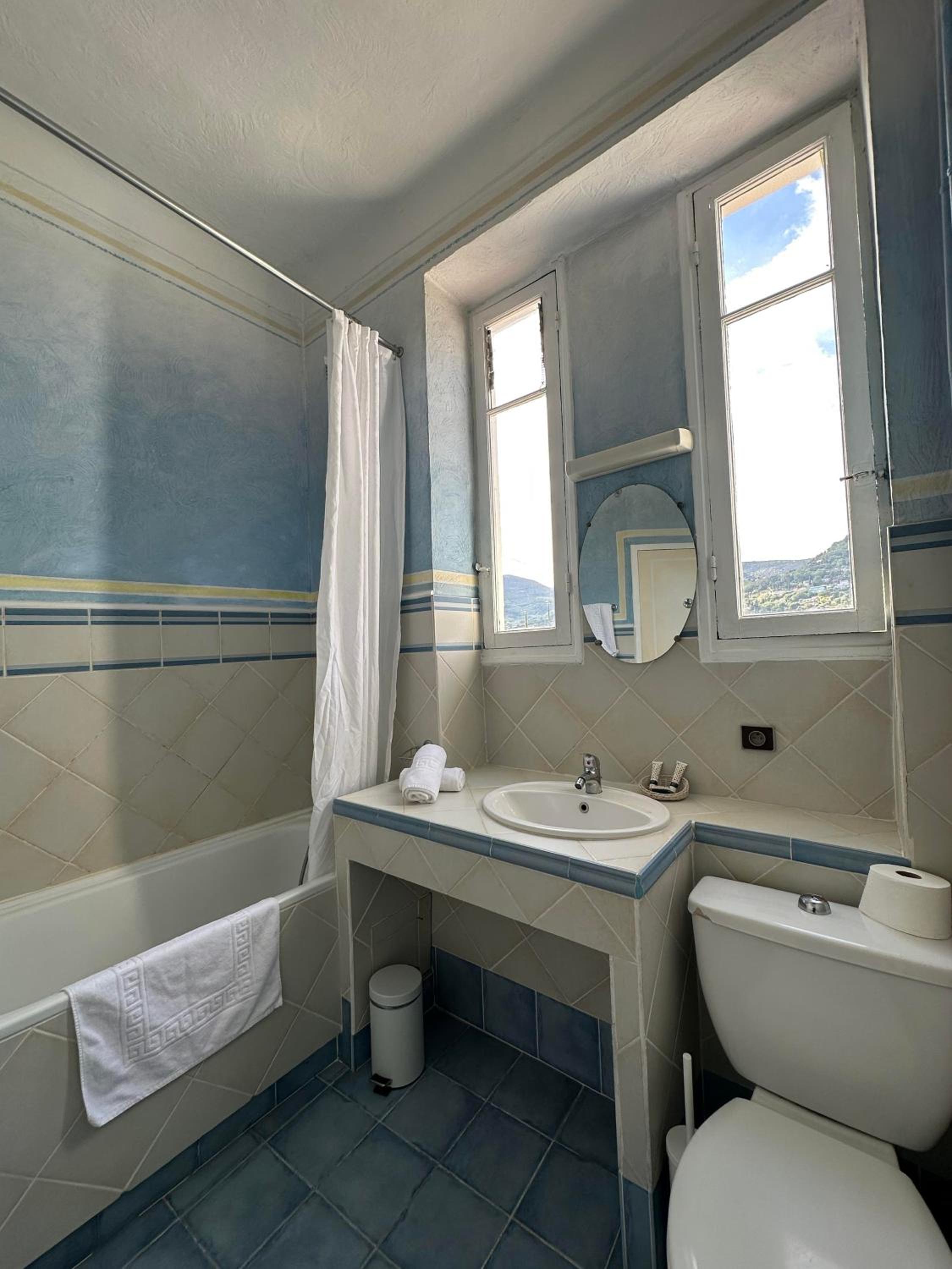 Double Room with Balcony - Photo 2