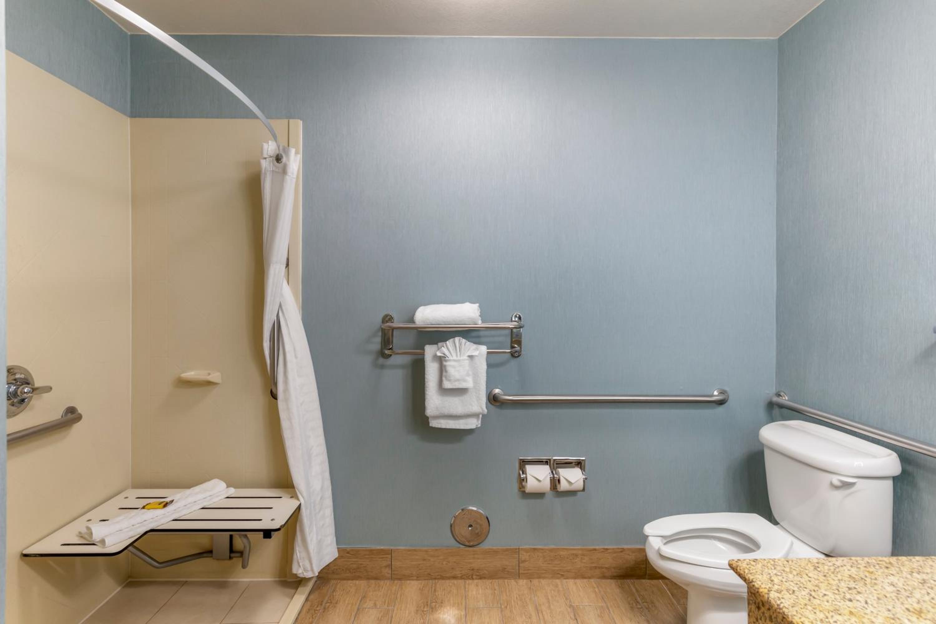 Queen Room with Two Queen Beds - Disability Access photo 2