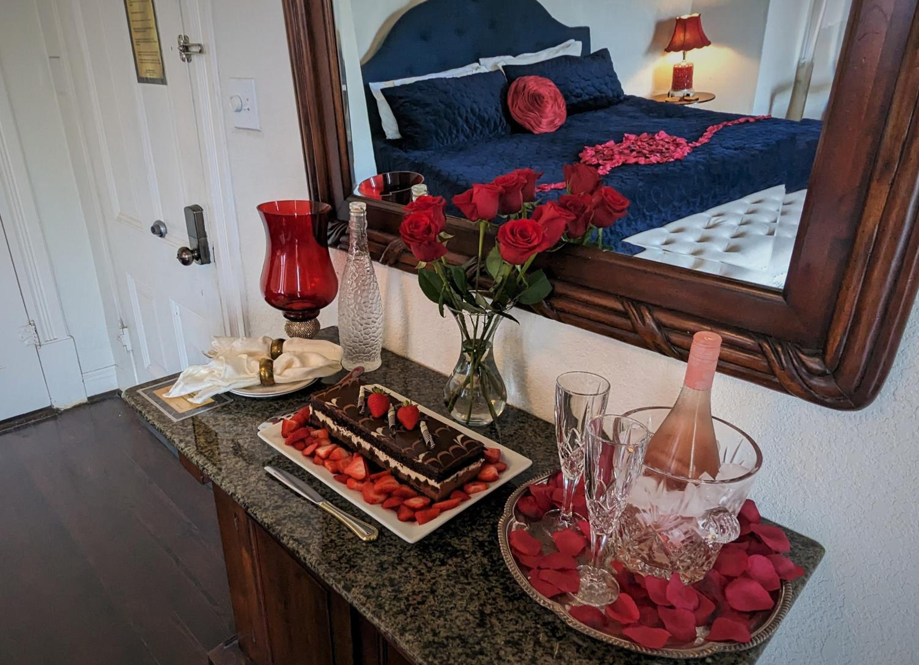 King Room with Balcony - Photo 10