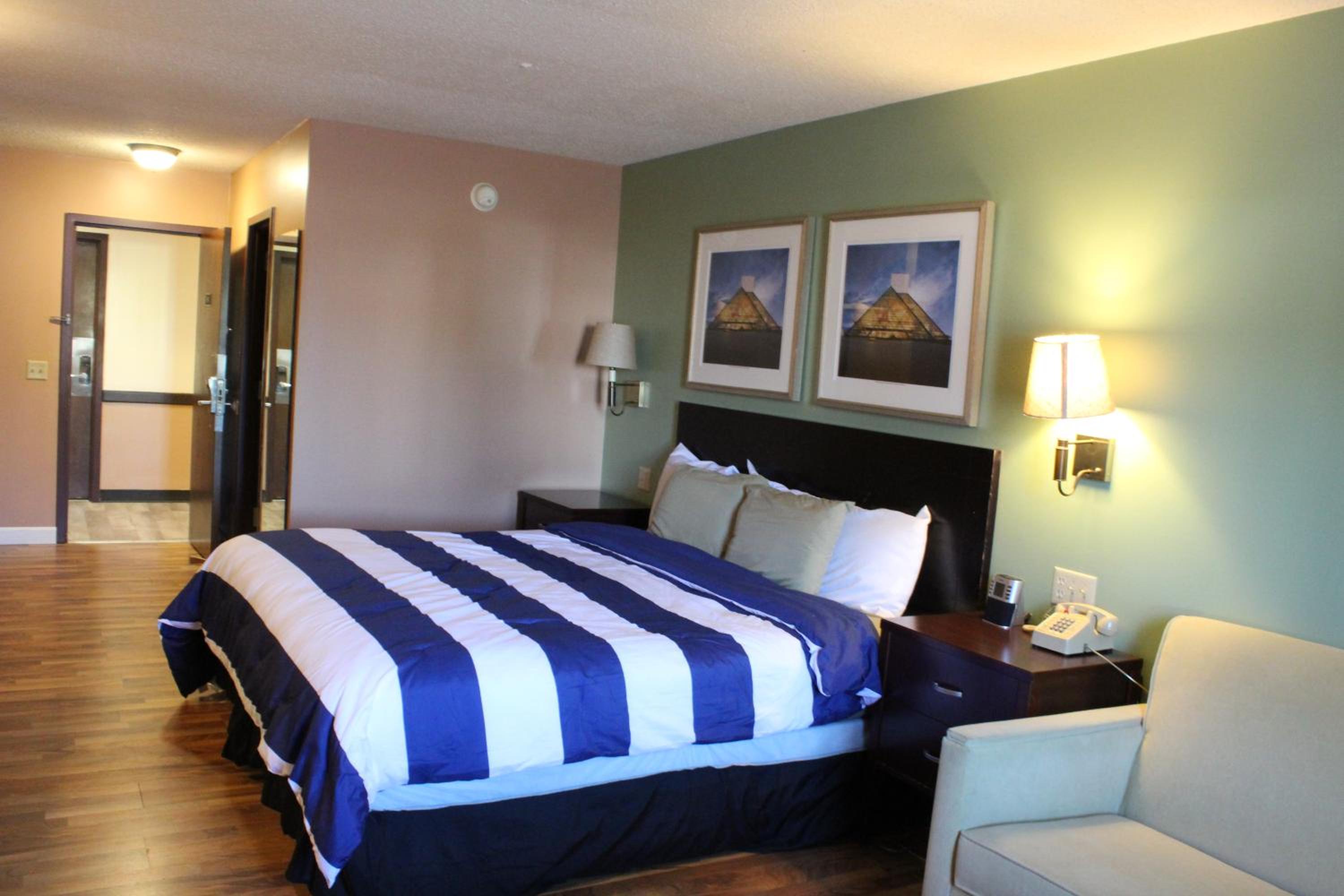 King Room - Non-Smoking - Photo 8