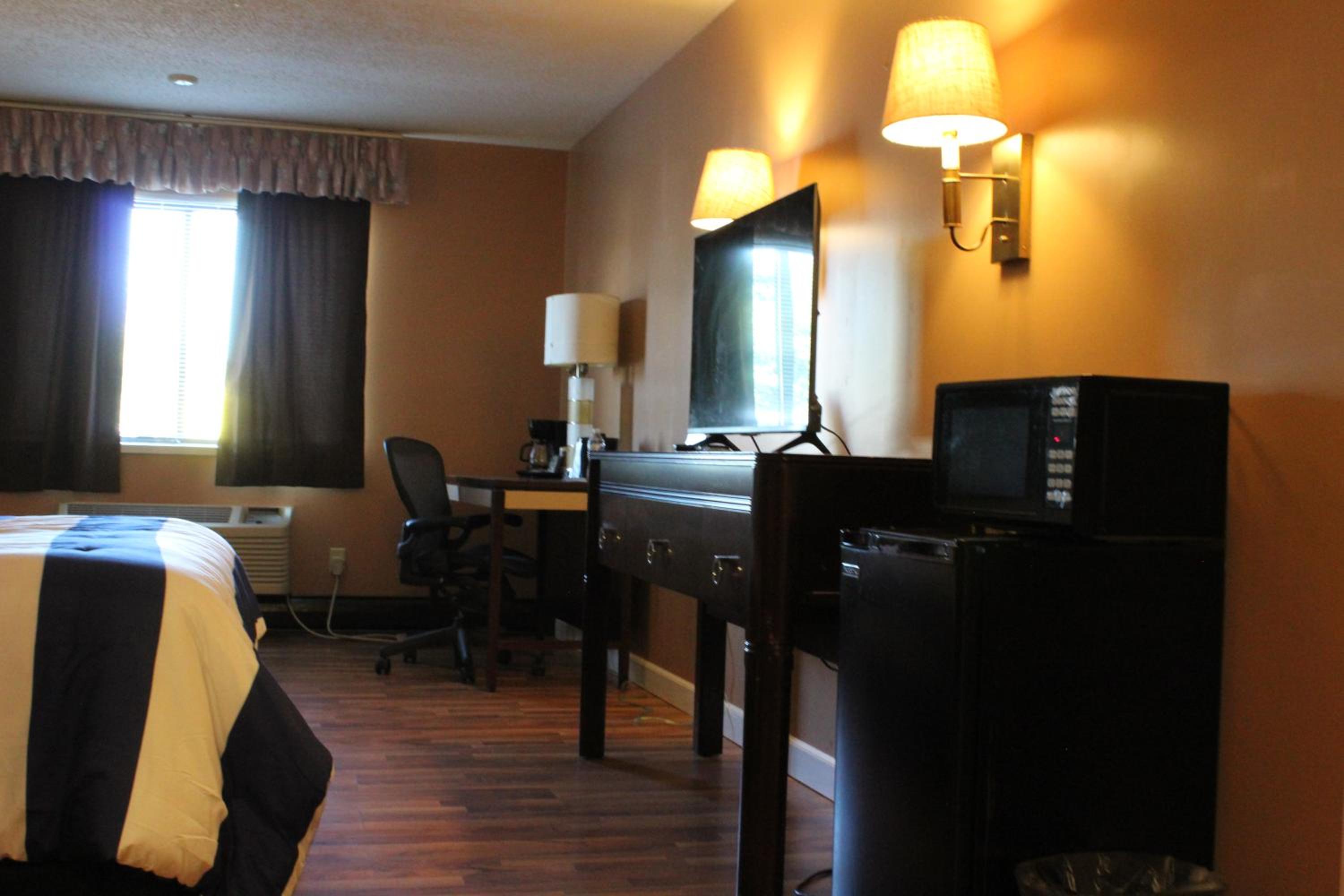 King Room - Non-Smoking - Photo 9