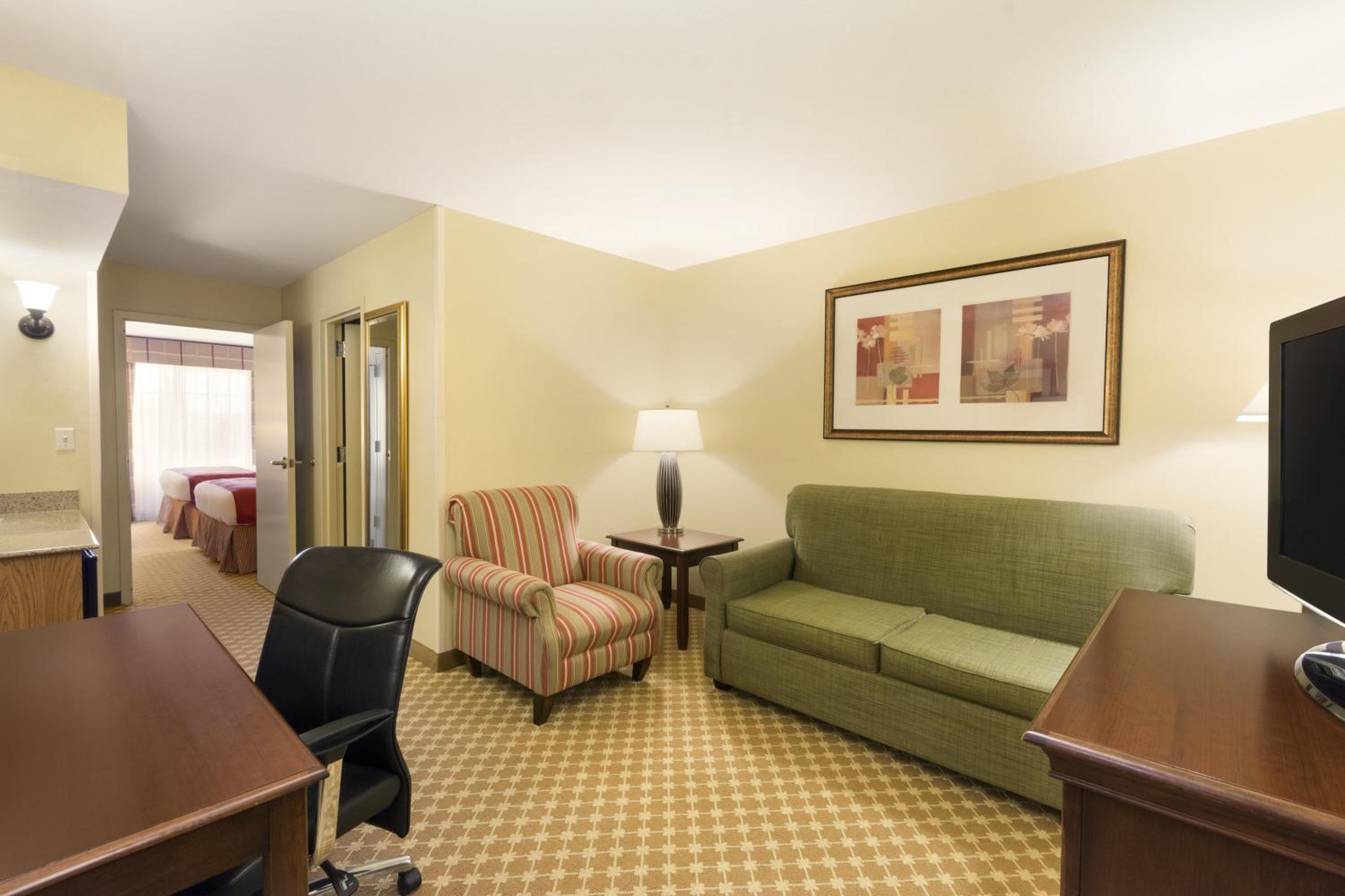 One-Bedroom Suite with Two Queen Beds and Sofa Bed - Non-Smoking - Photo 3