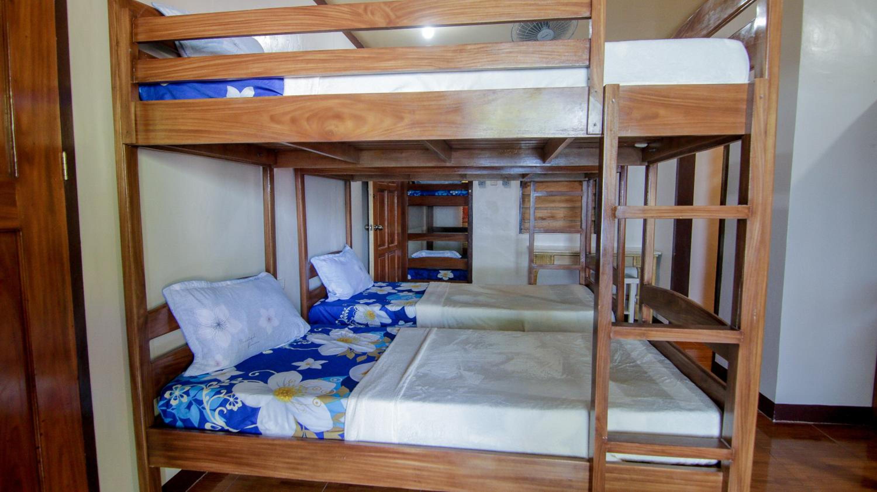 Quadruple Room with Shared Bathroom photo 3
