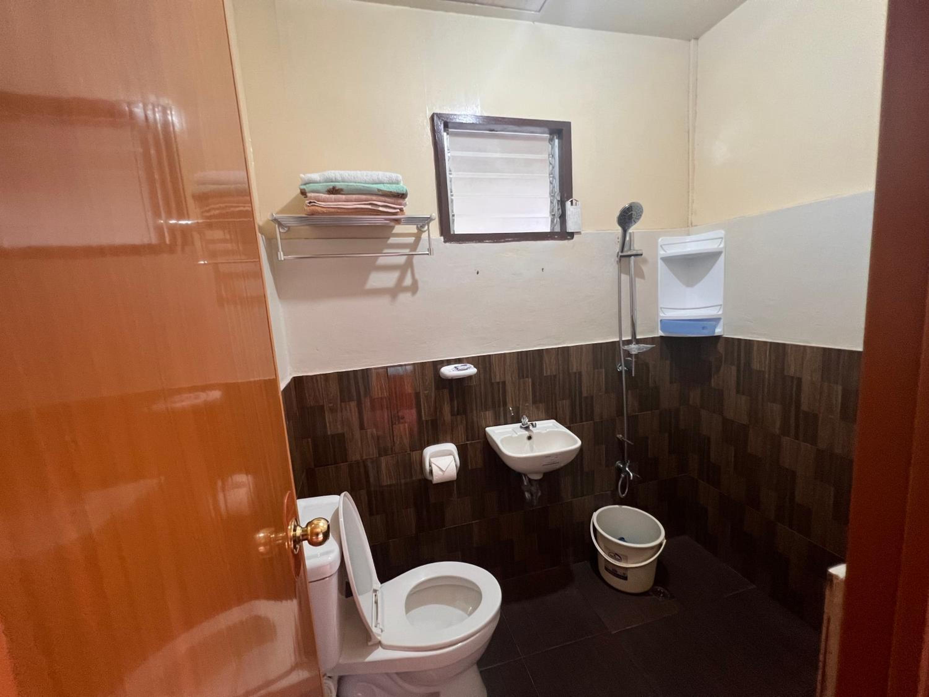 Quadruple Room with Private Bathroom - Photo 2