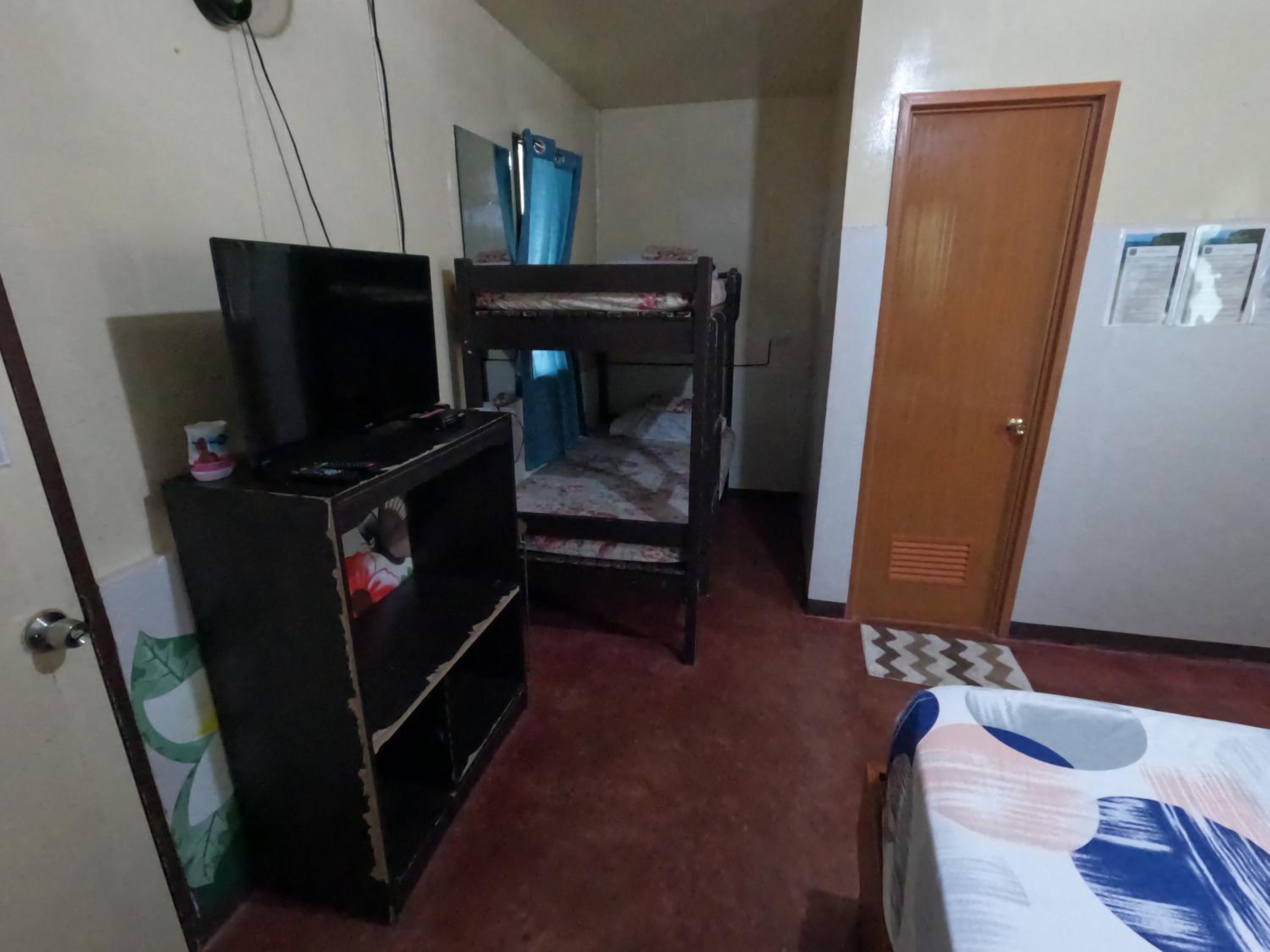 Quadruple Room with Private Bathroom - Photo 3