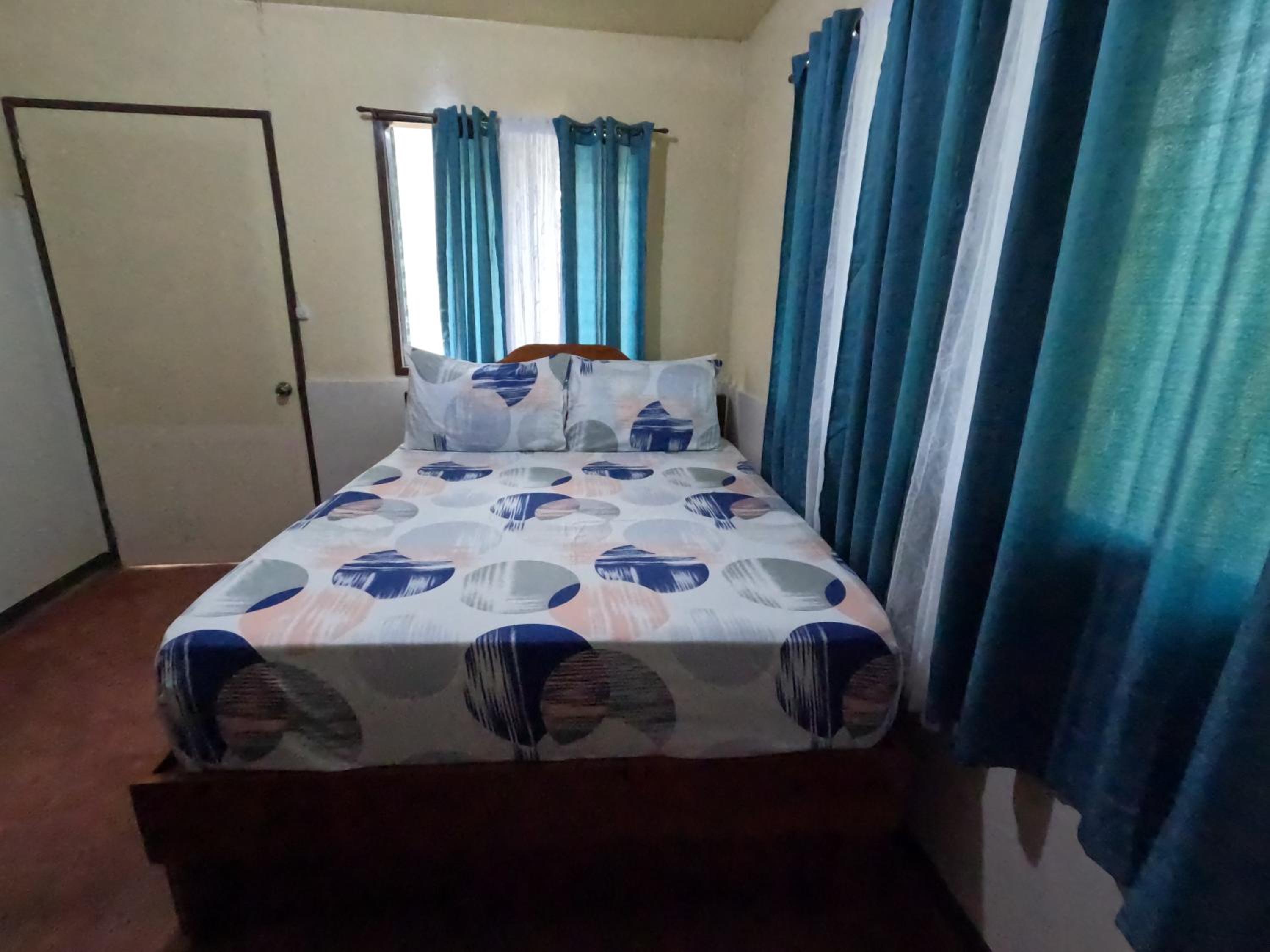 Quadruple Room with Private Bathroom - Photo 6