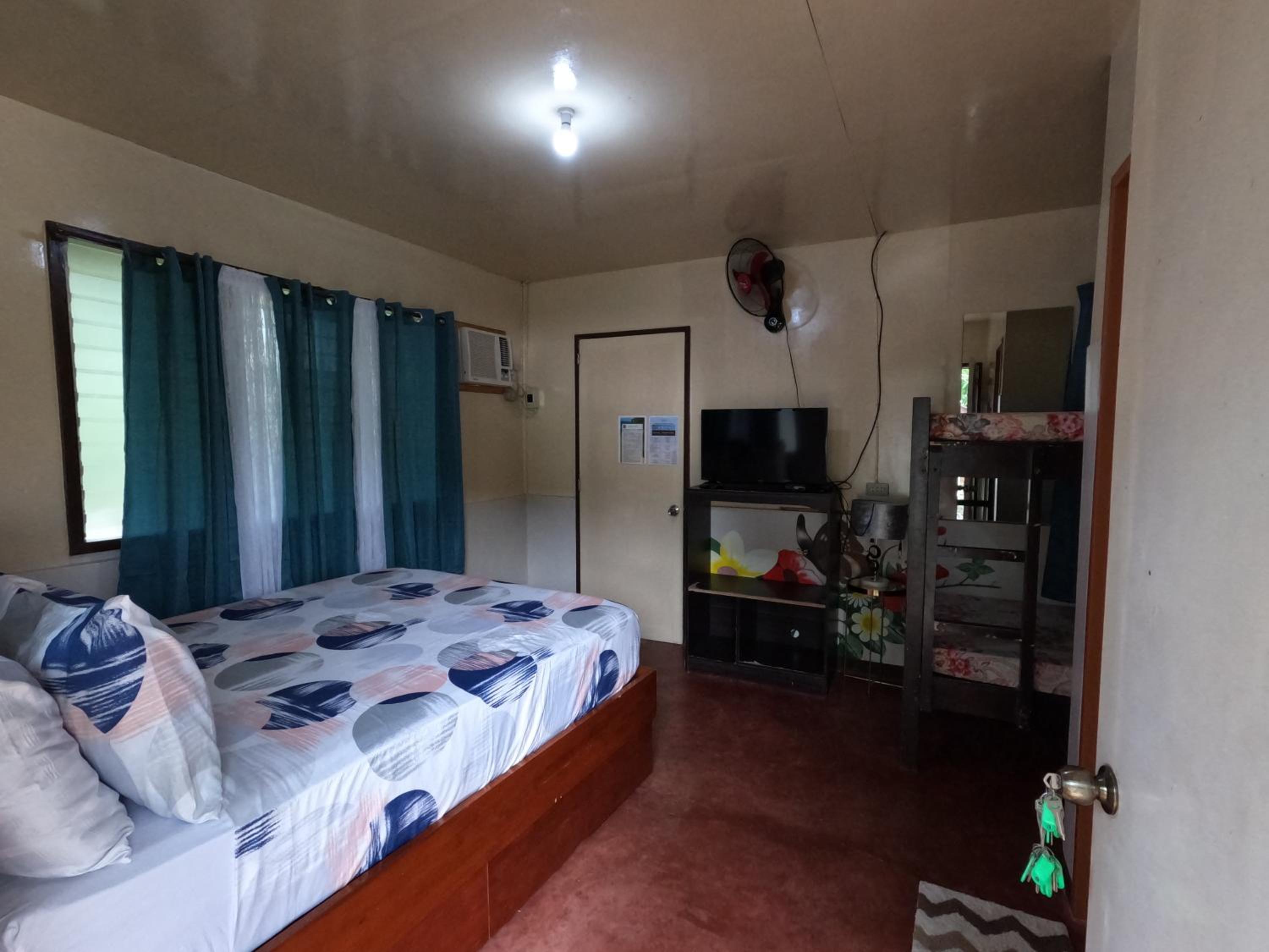 Quadruple Room with Private Bathroom - Photo 5