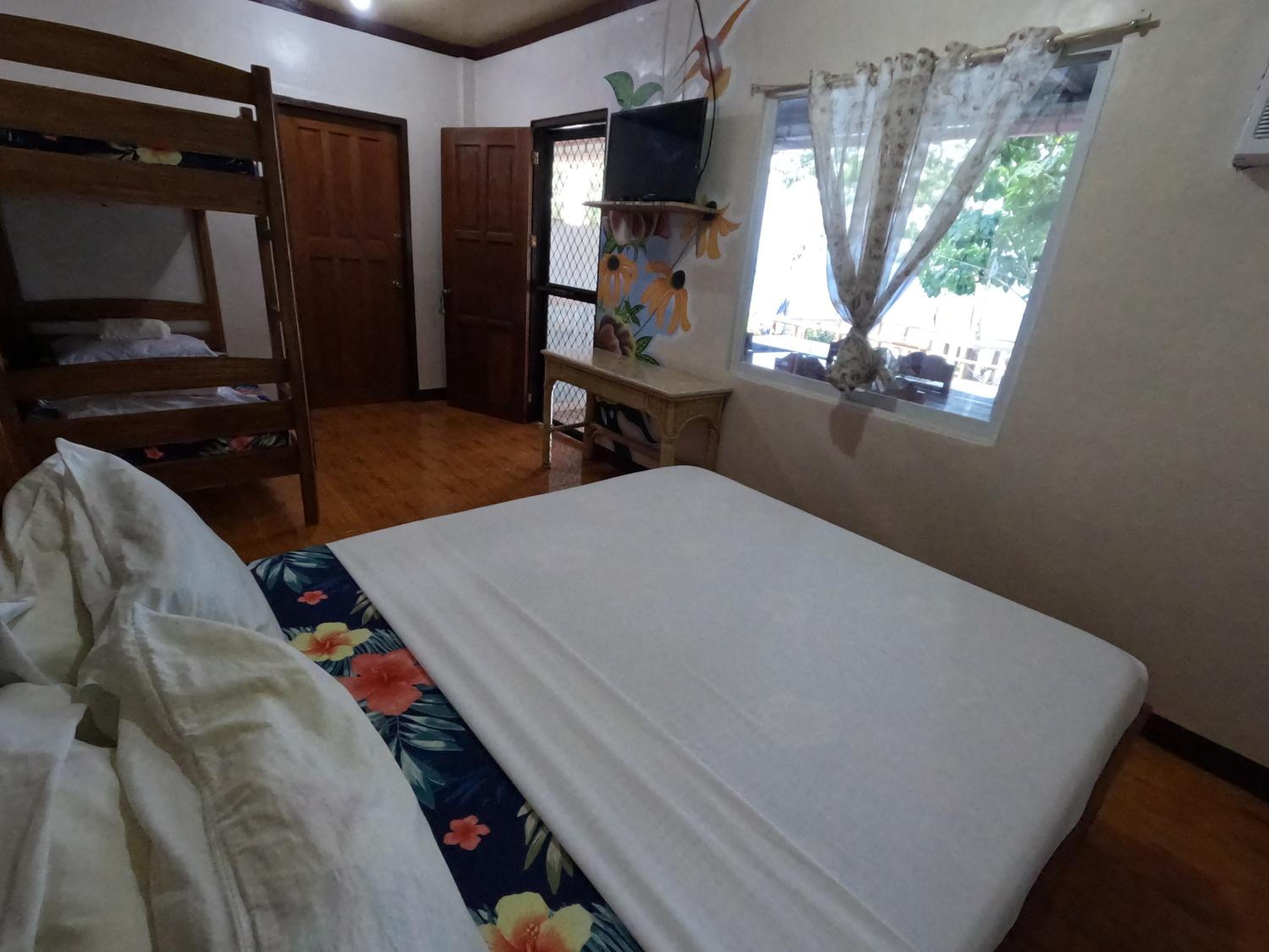 Family Room with Sea View - Photo 2
