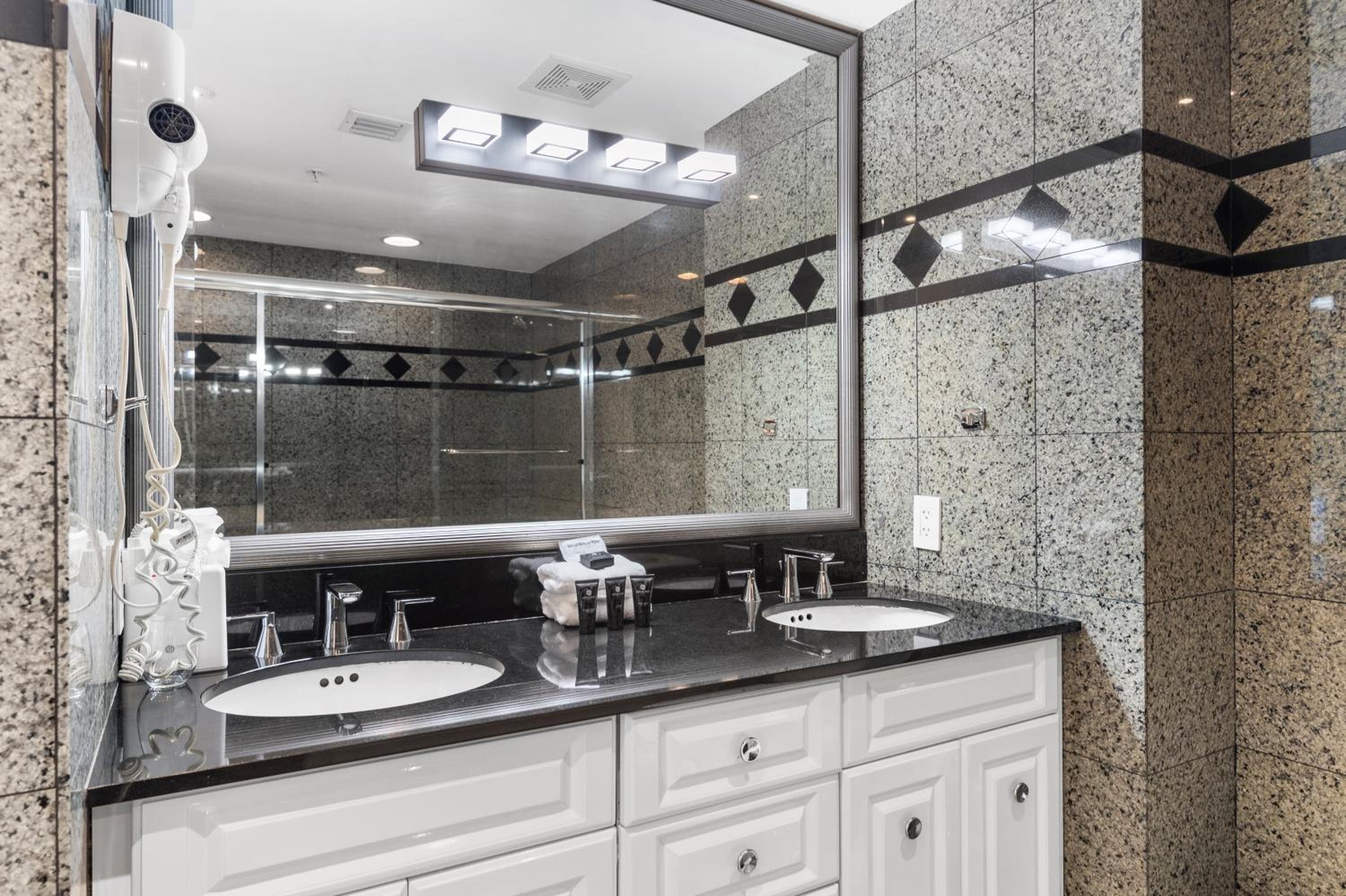 Penthouse Luxury Two Bedroom Suite - Photo 11