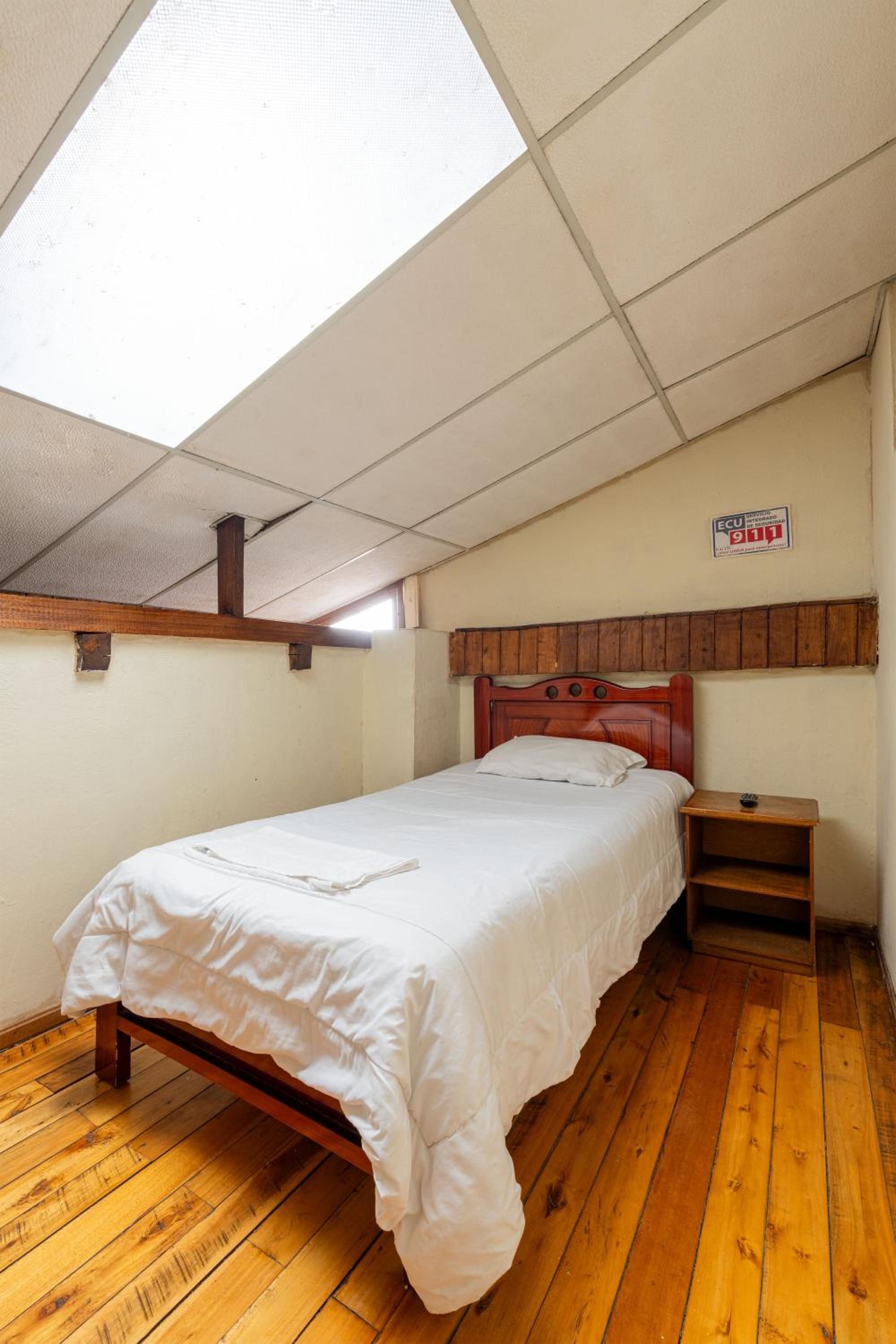 Single Room with Private Bathroom photo 2