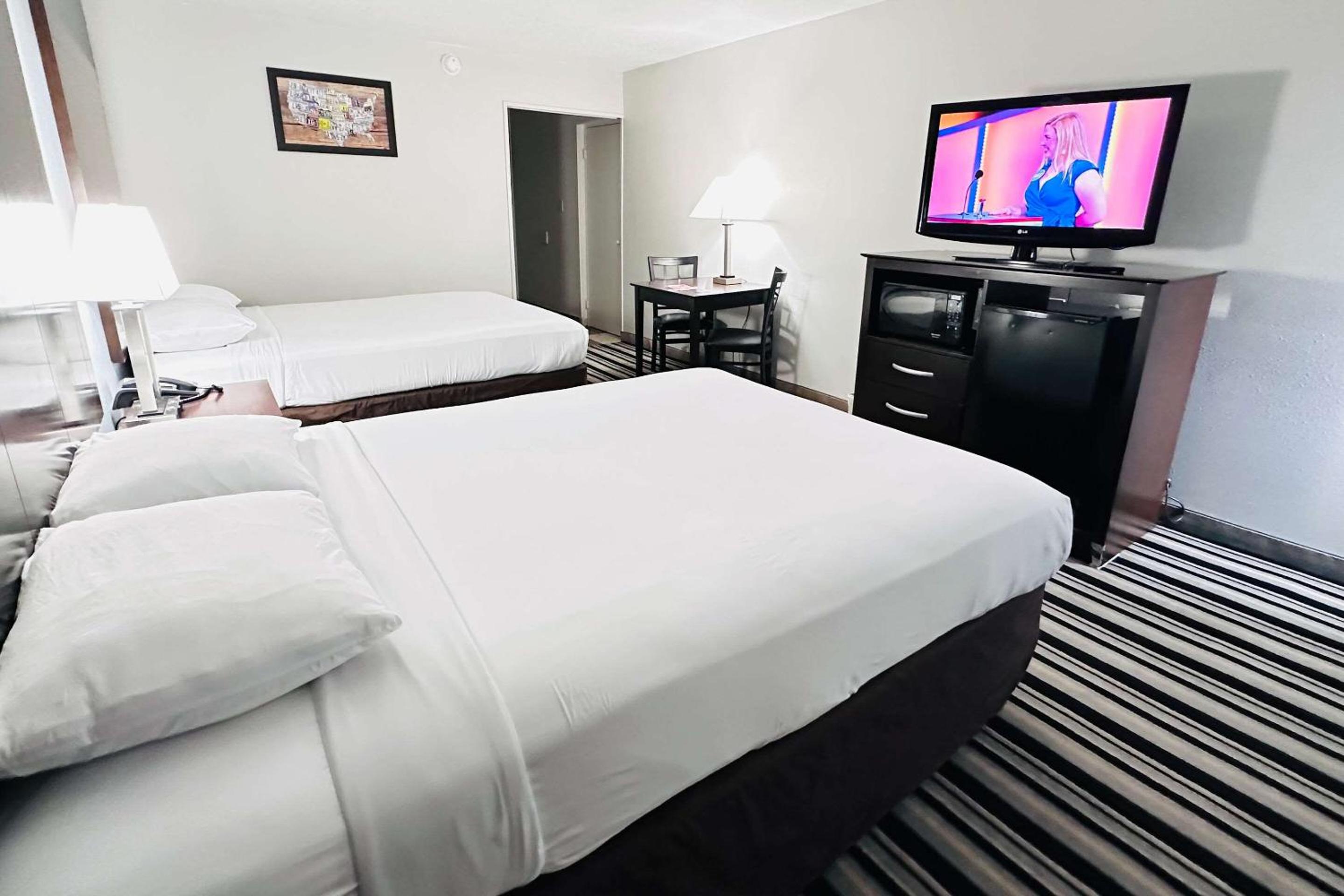 Standard Queen Room with Two Queen Beds - Non-Smoking - Photo 6