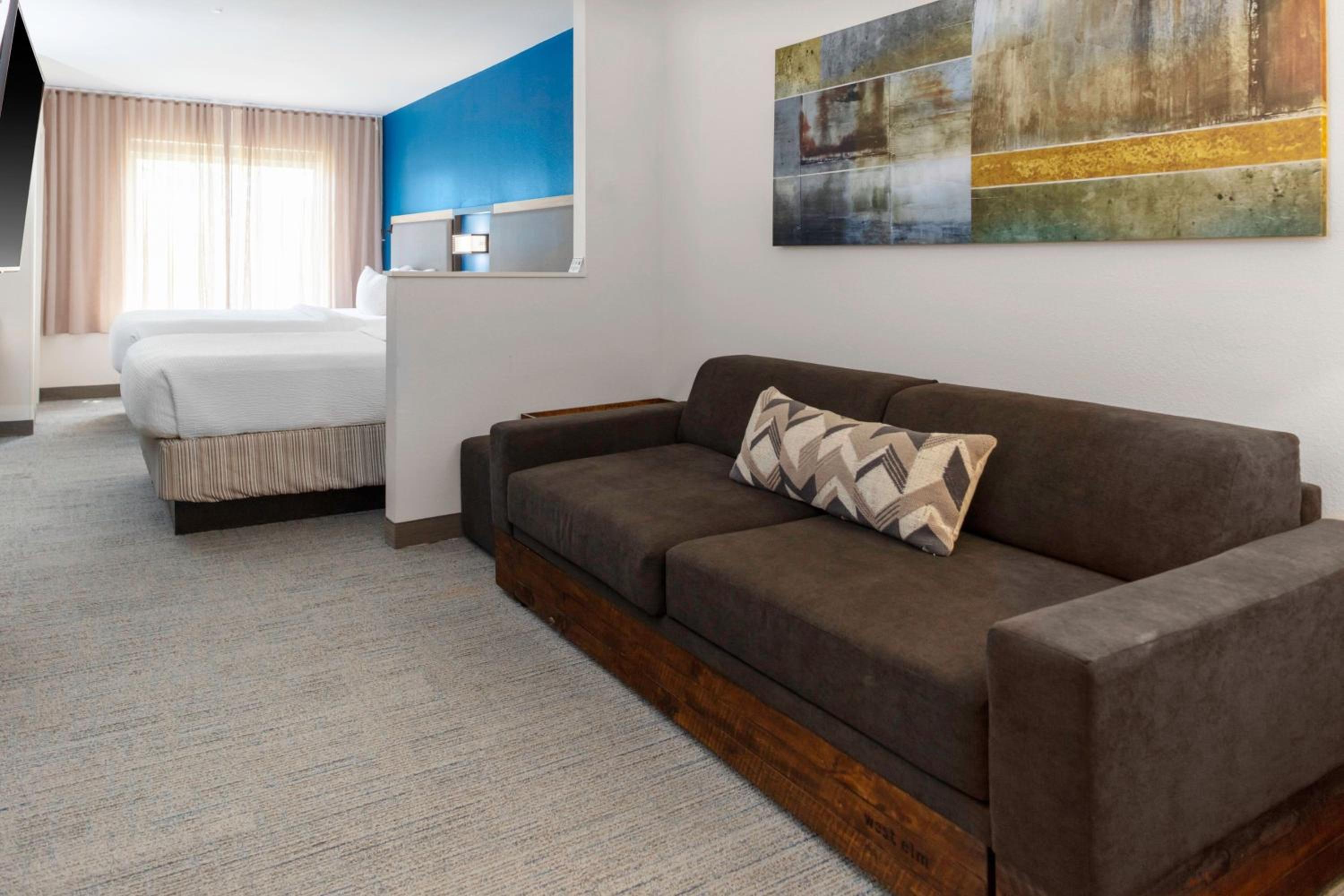 Queen Suite with Sofa Bed - Photo 3