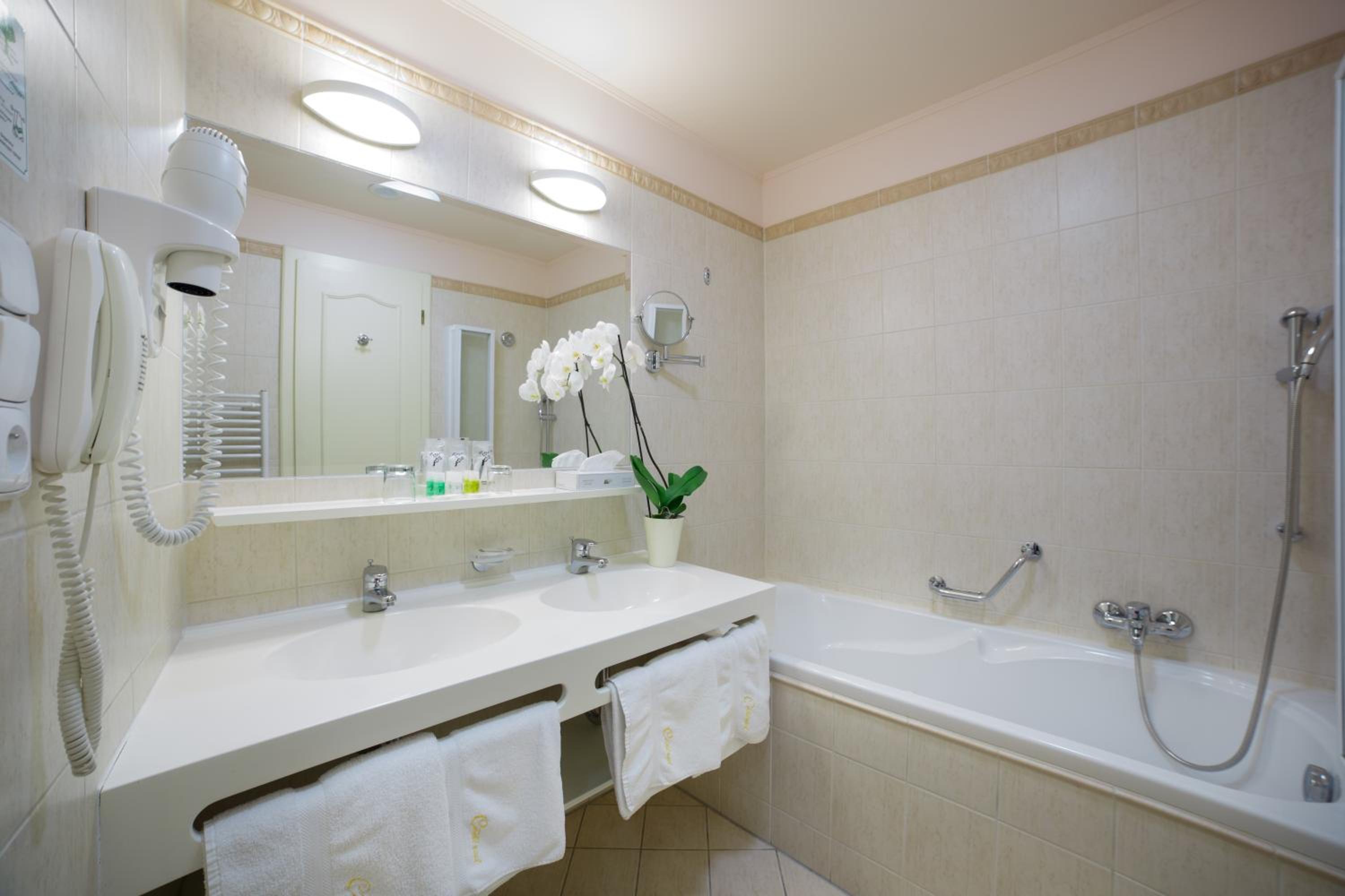 Standard Double or Twin Room - Photo 3