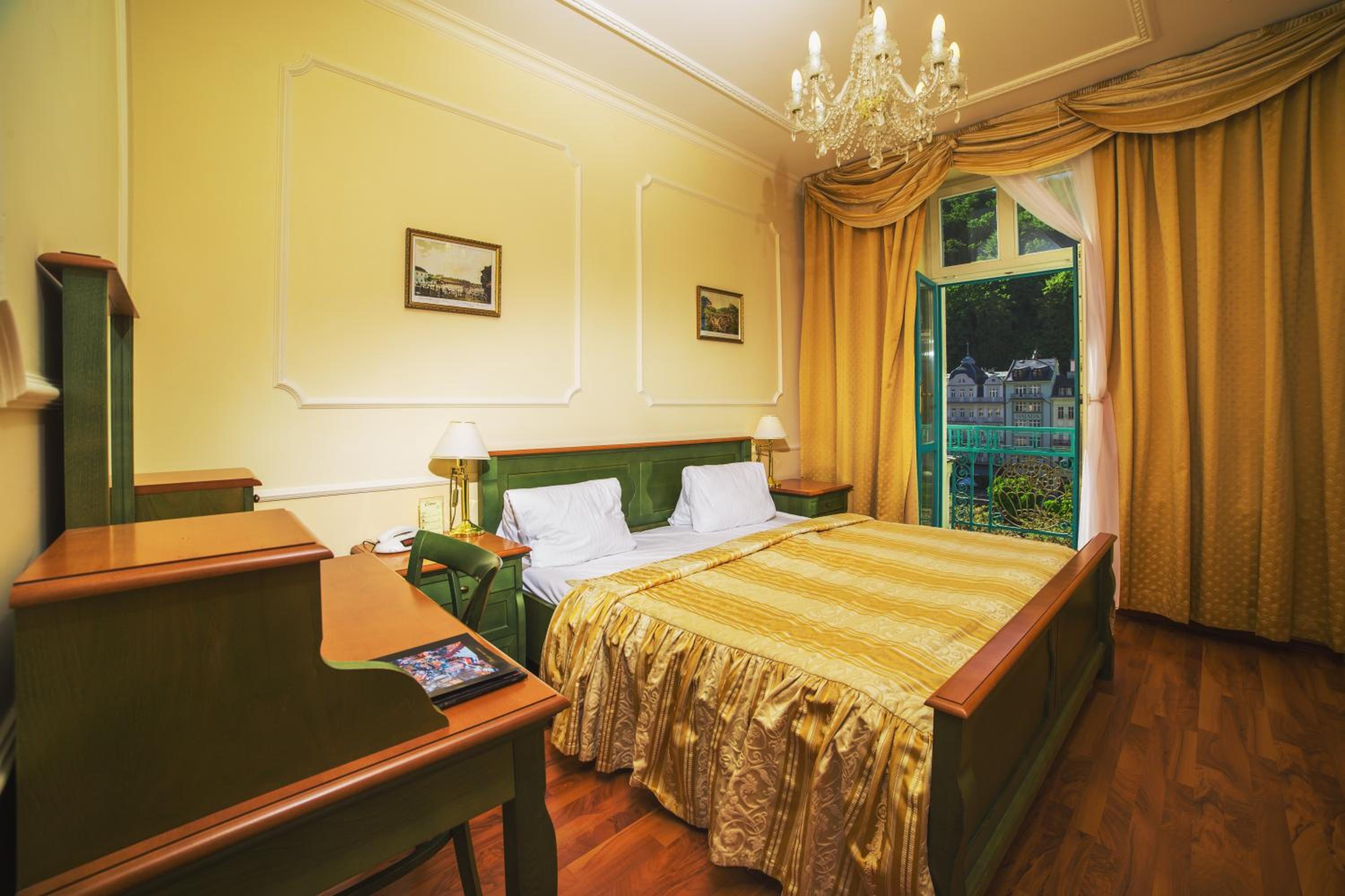 King Suite with Balcony photo 3