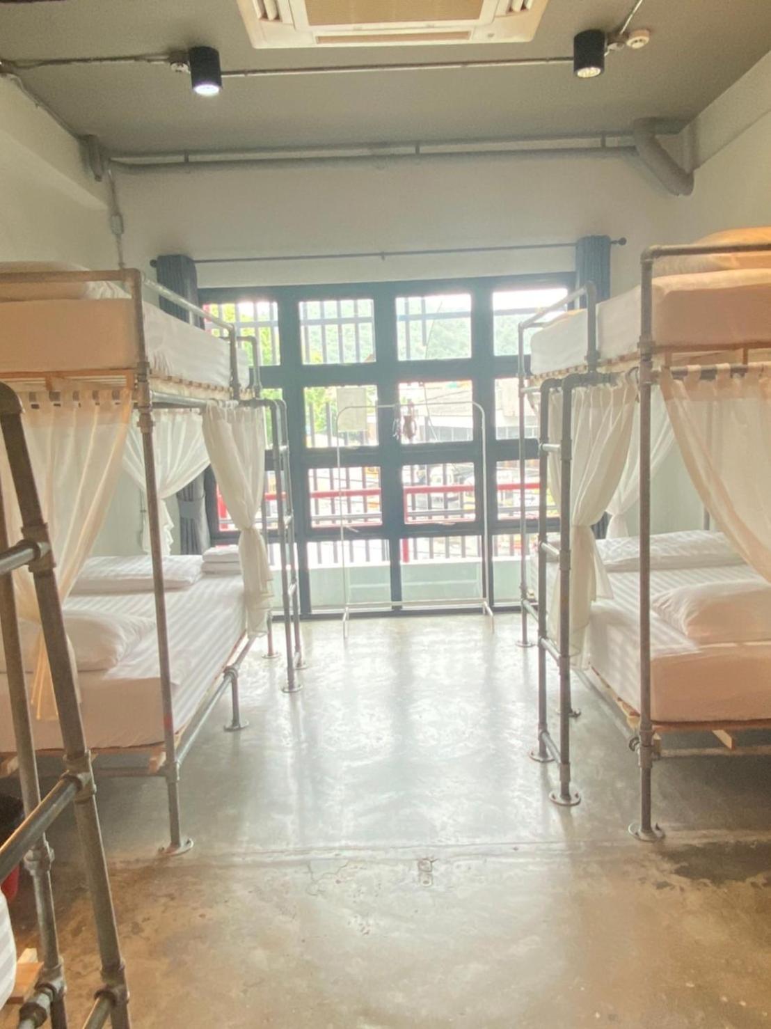 Deluxe Family Room with Shared Bathroom (6 Adults) photo 3