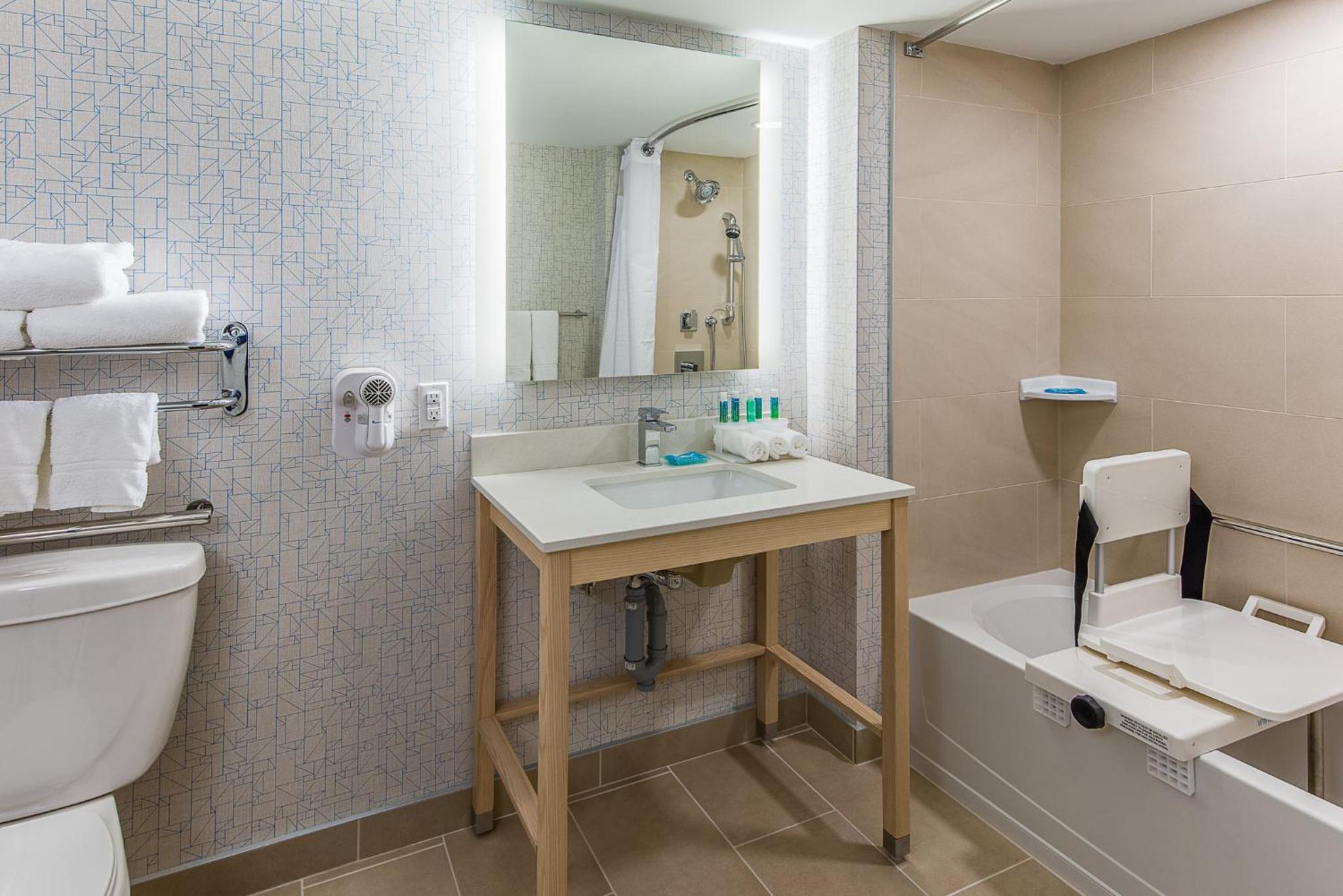 King Room - Disability Access Hearing Accessible Tub - Photo 4