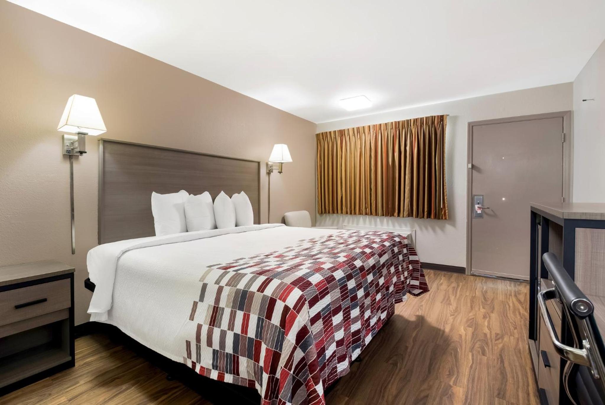 Superior King Room Disability Access Smoke Free - Photo 3