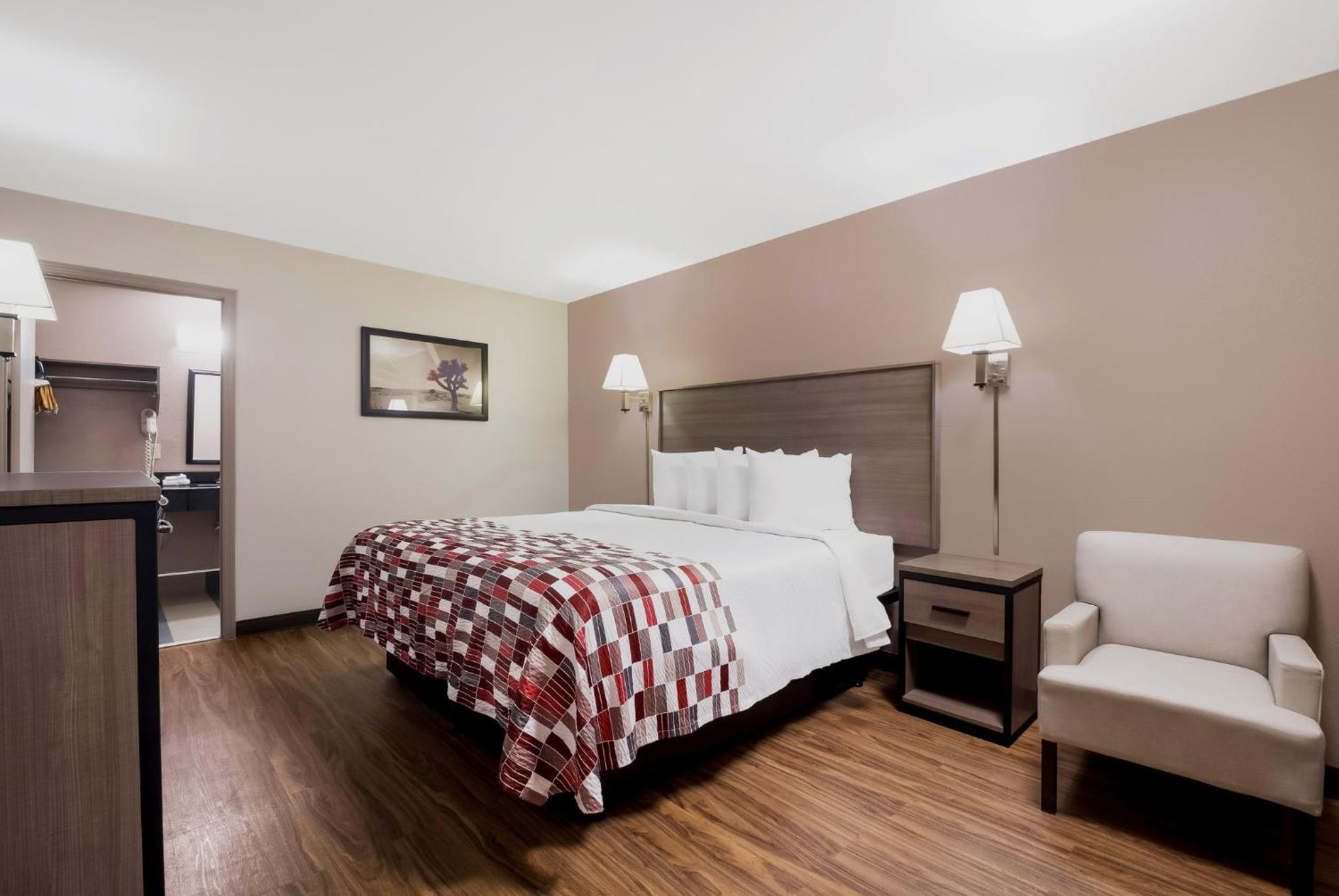 Superior King Room Disability Access Smoke Free - Photo 1