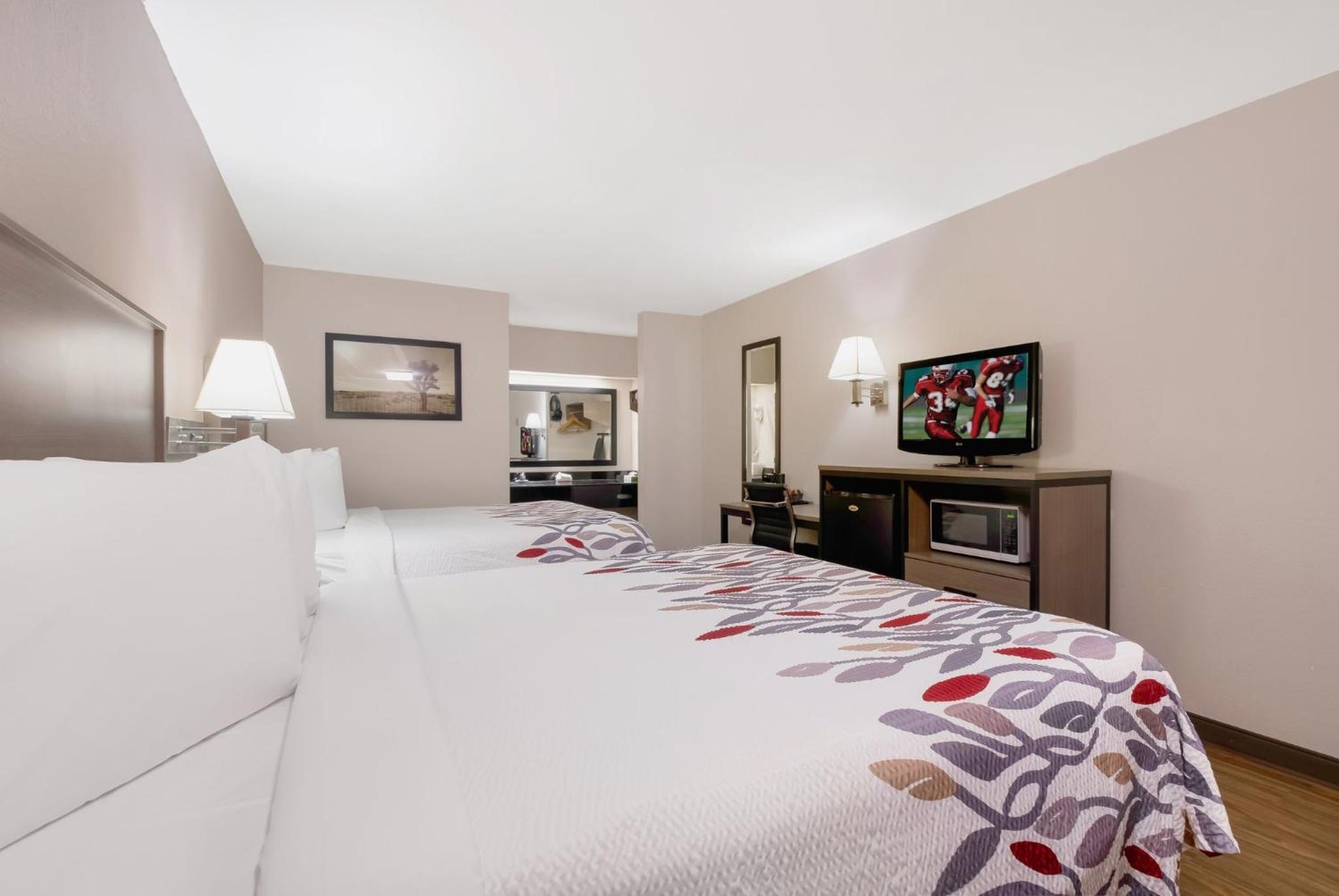 Deluxe Room with Two Queen Beds Smoke Free - Photo 2