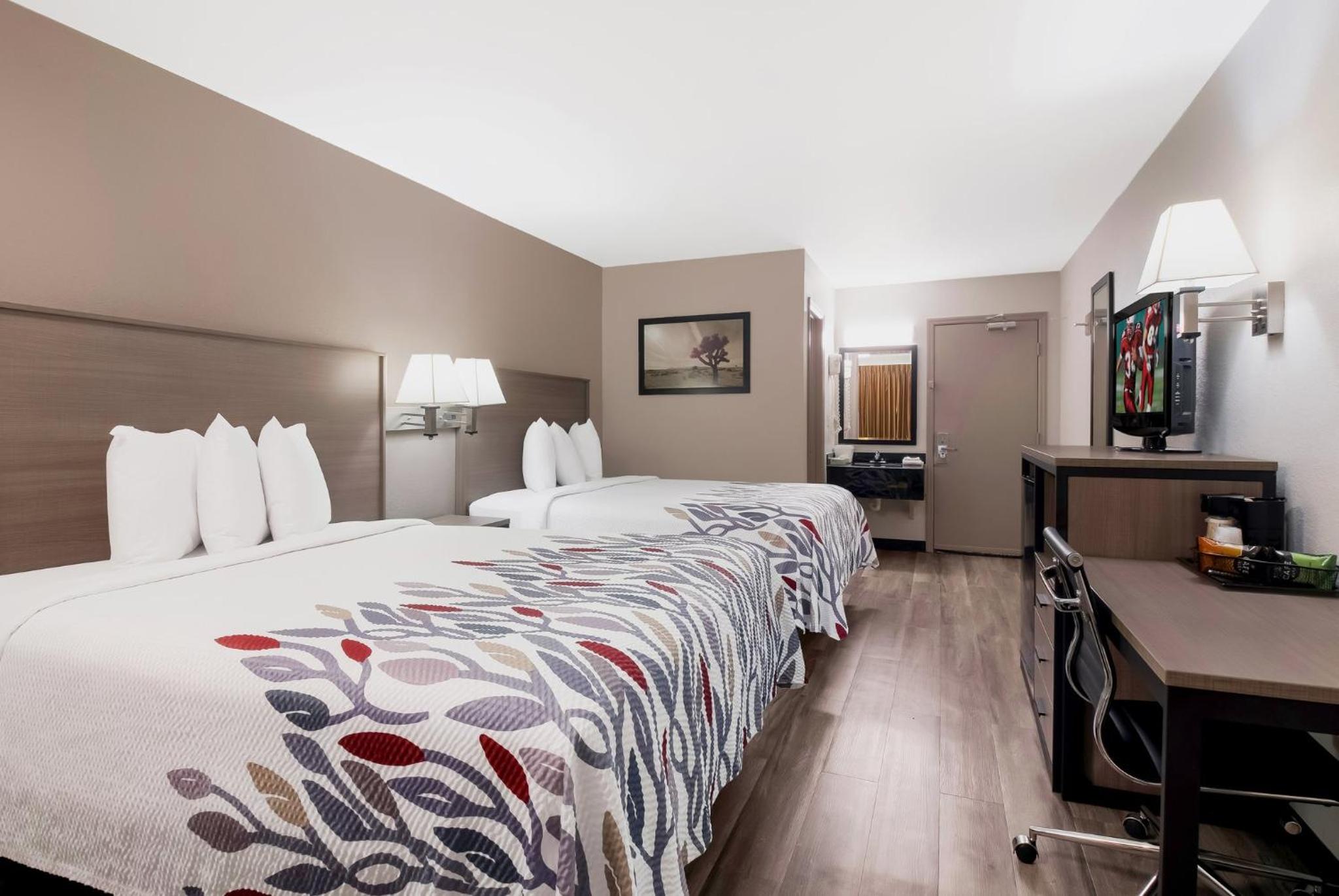 Deluxe Room with Two Queen Beds Smoke Free - Photo 7