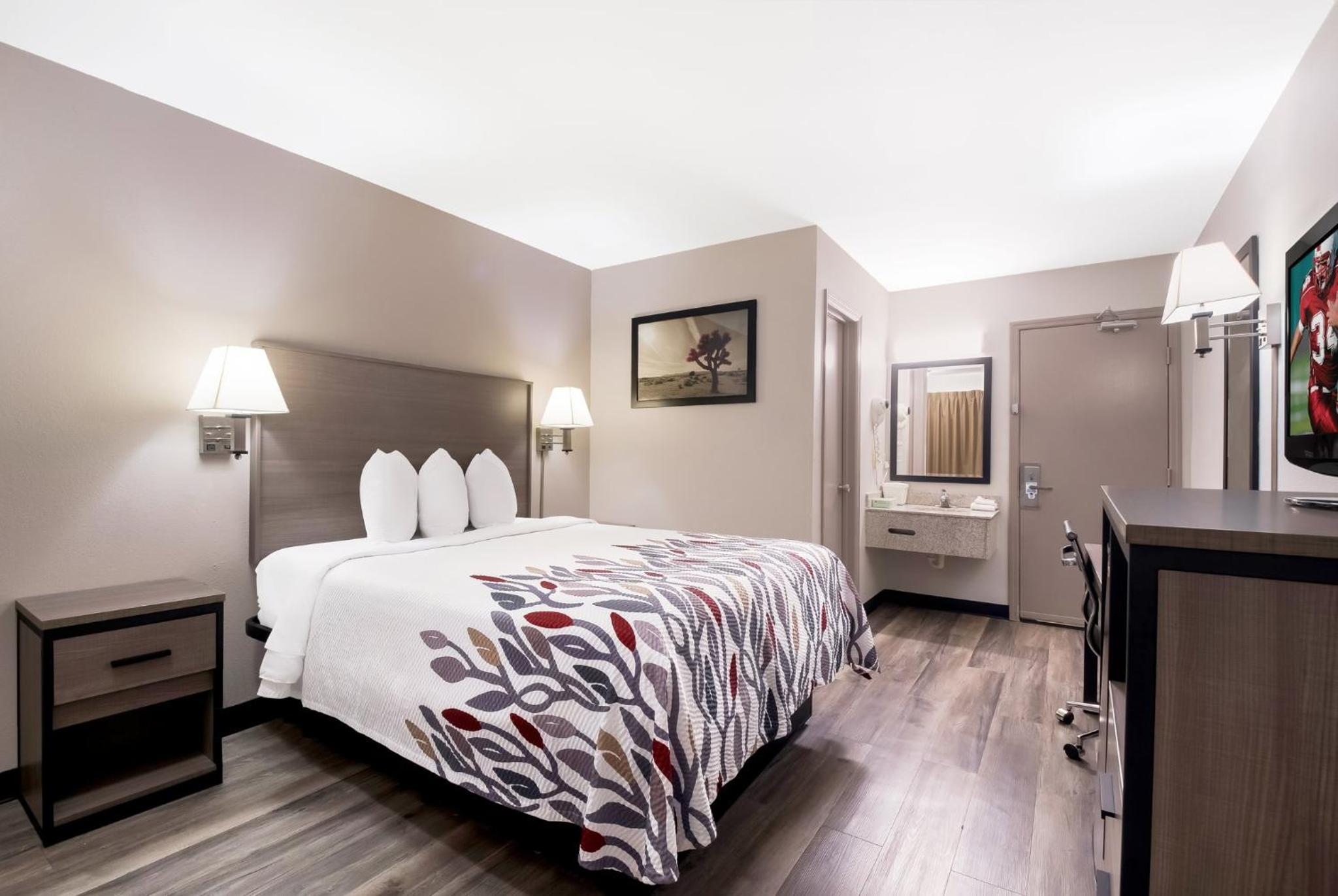 Deluxe Room with One Queen Bed Small Room Upper Floor Smoke Free - Photo 1