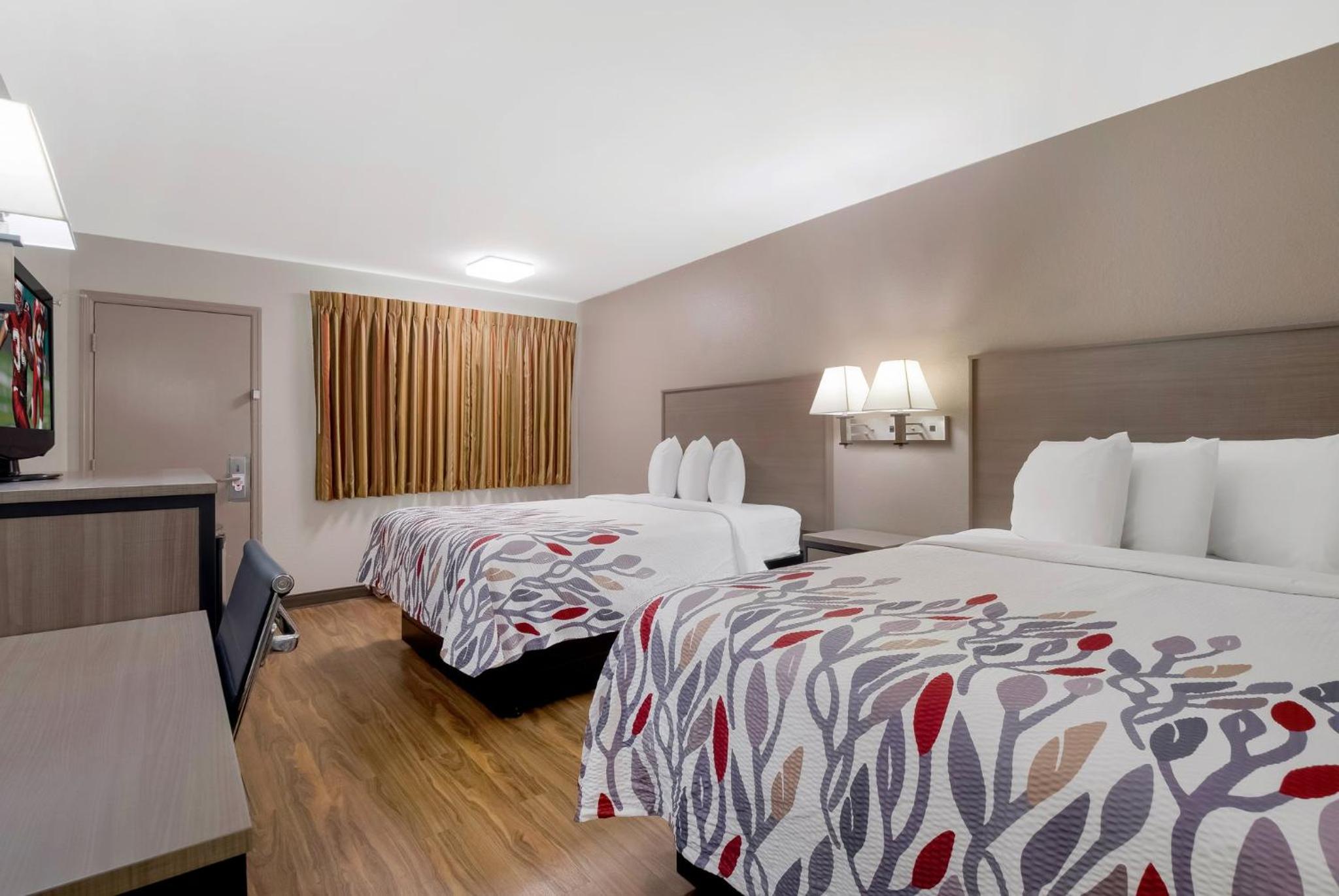 Deluxe Room with Two Queen Beds Smoke Free - Photo 5