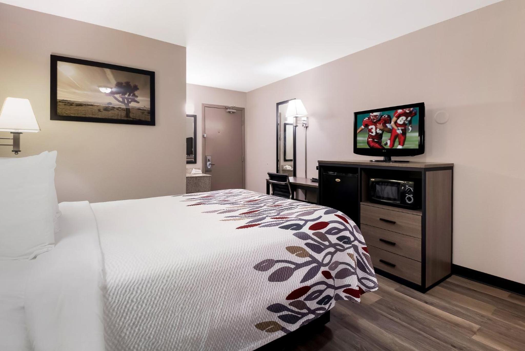 Deluxe Room with One Queen Bed Small Room Upper Floor Smoke Free - Photo 3