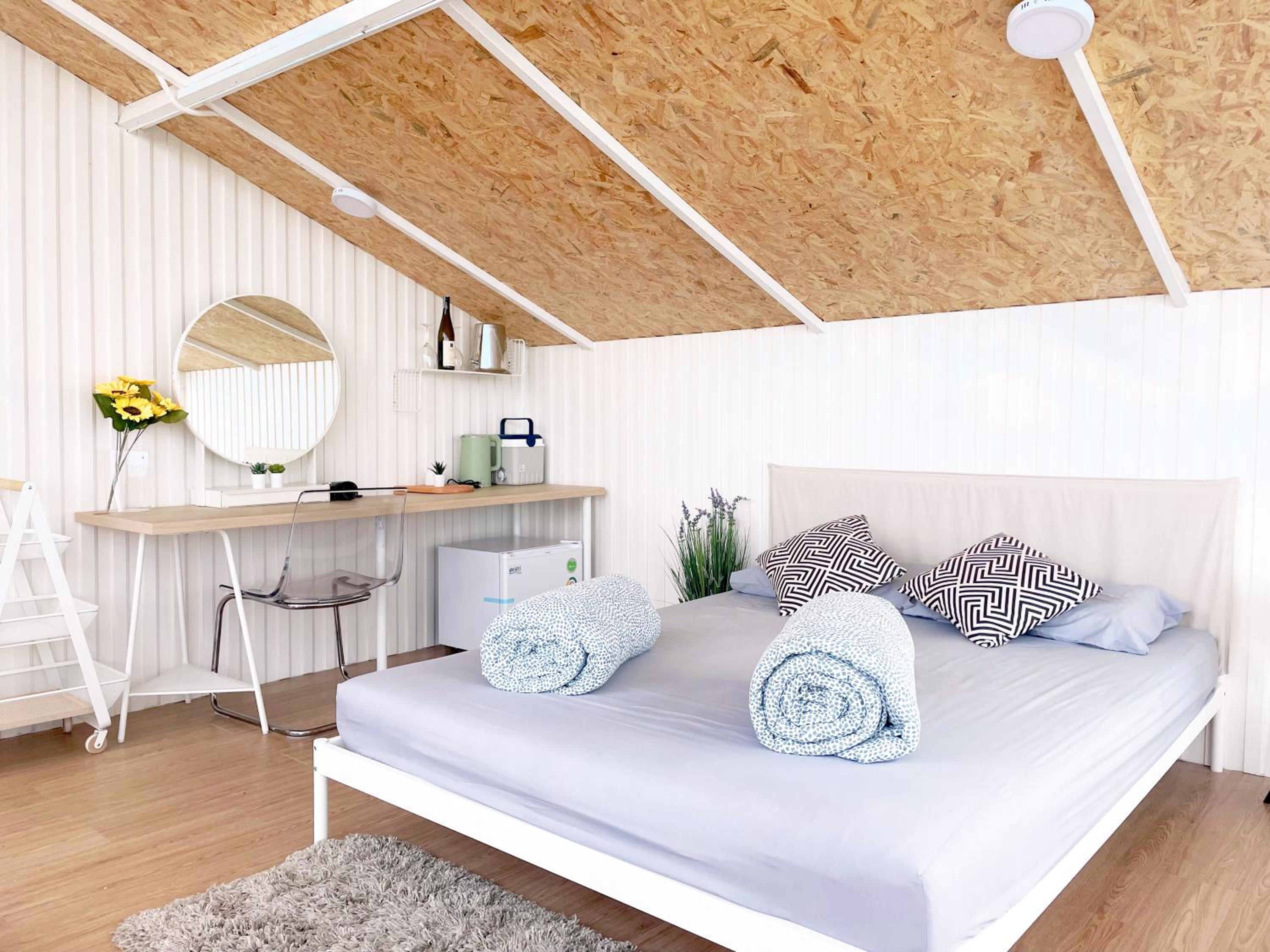 Deluxe Double Room with Bath - Photo 1