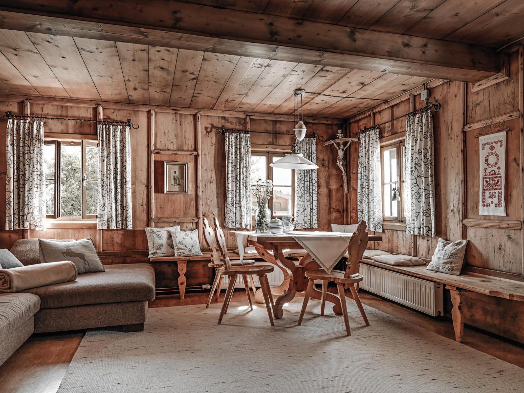 Alpine Historic Chalet with 4 Bedrooms, Hot Tub & Private Spa, photo 6