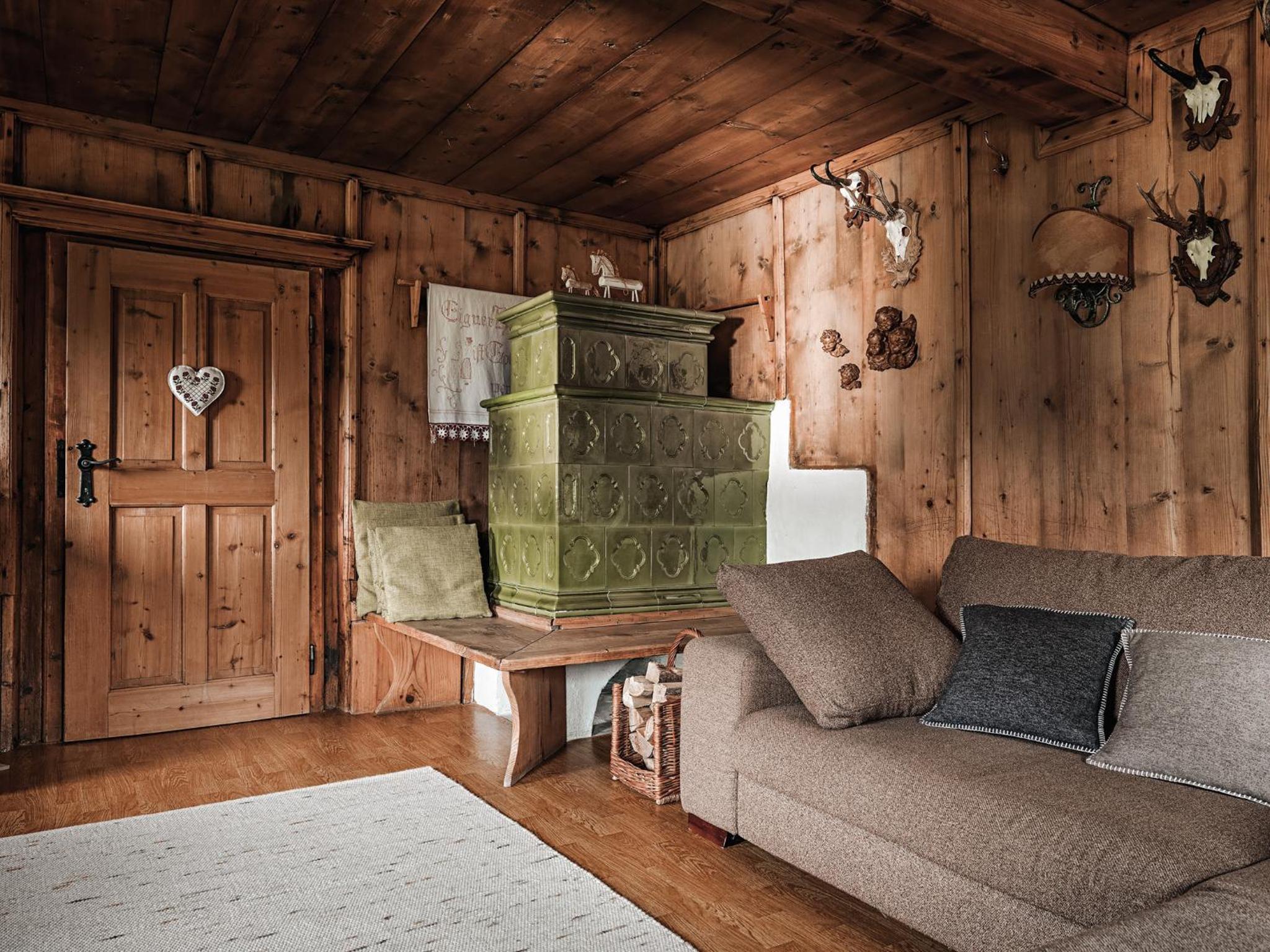 Alpine Historic Chalet with 4 Bedrooms, Hot Tub & Private Spa