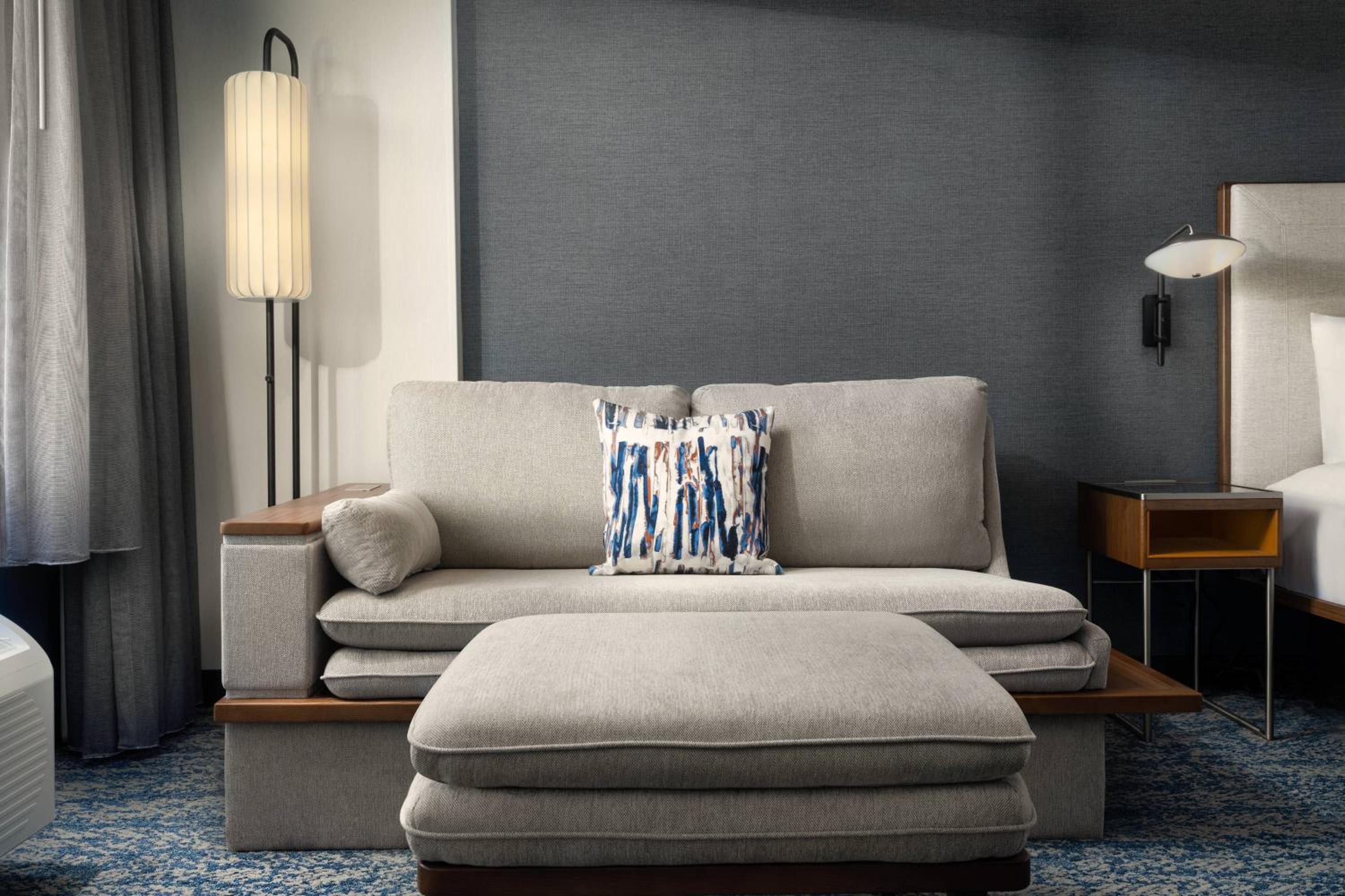 King Room with Sofa Bed - Photo 3