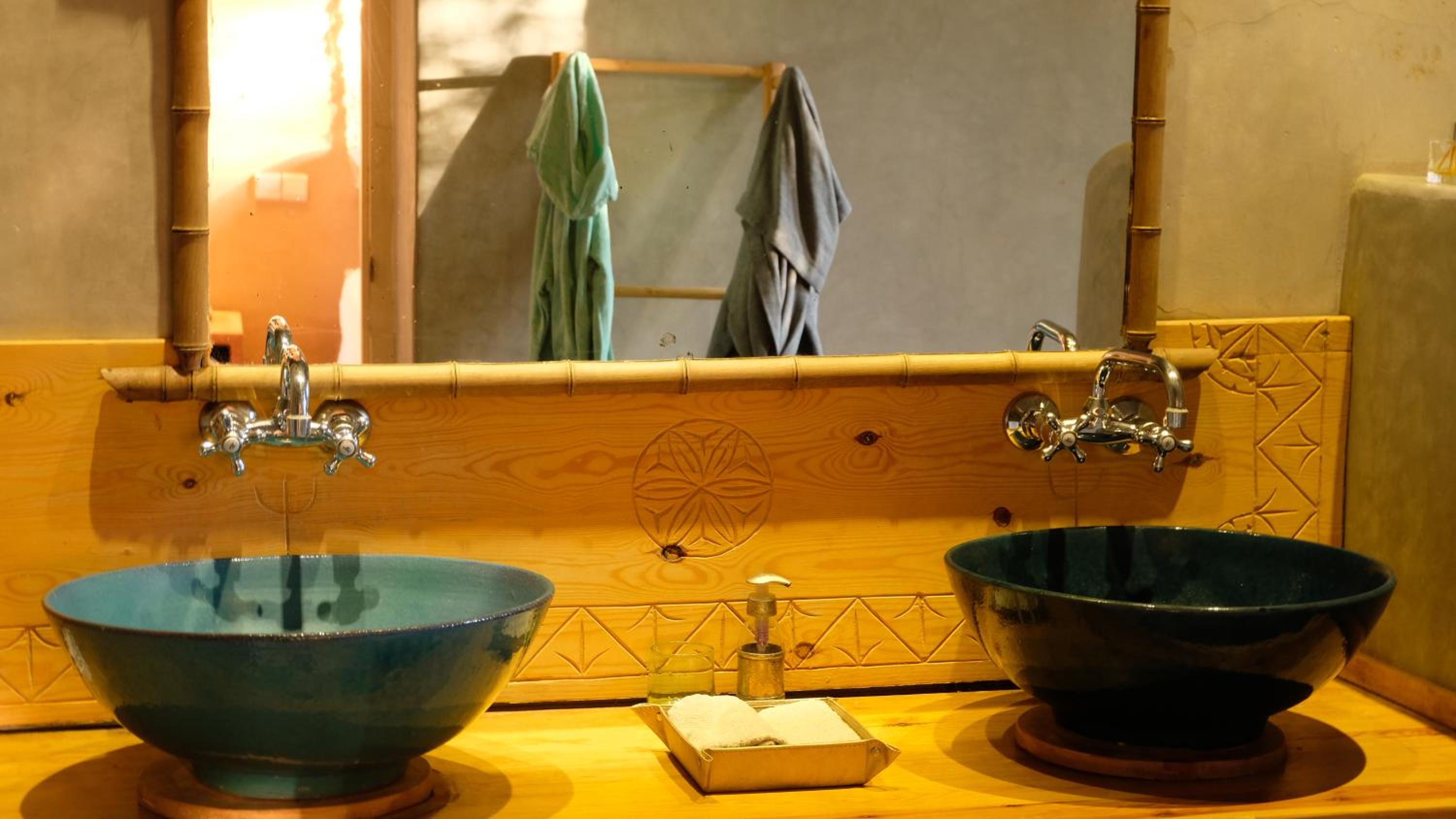Deluxe Double Room with Shower - Photo 7