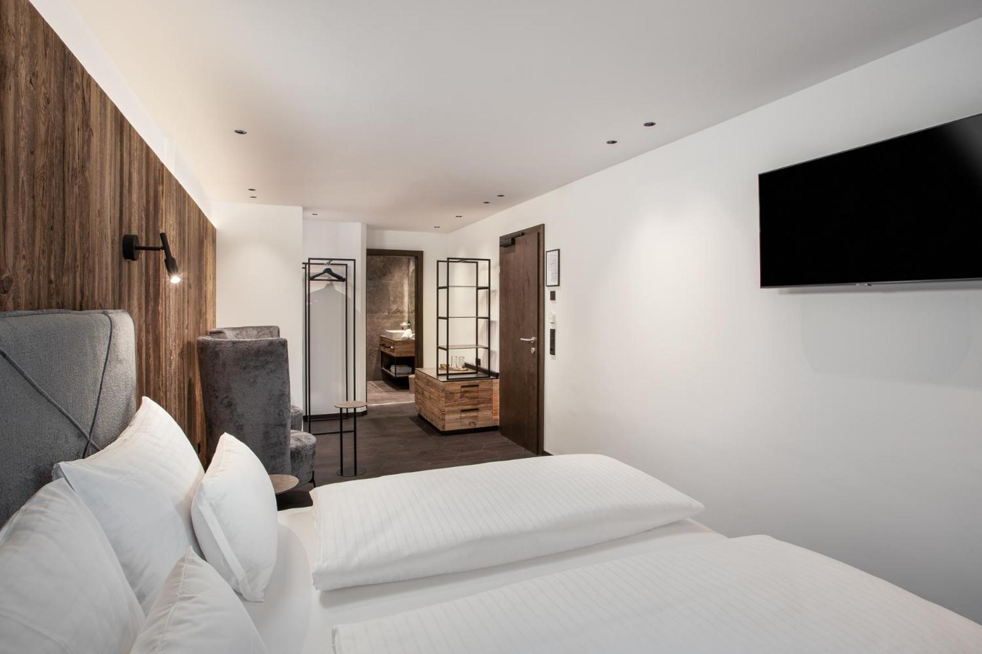 Double or Twin Room with Balcony - Photo 4