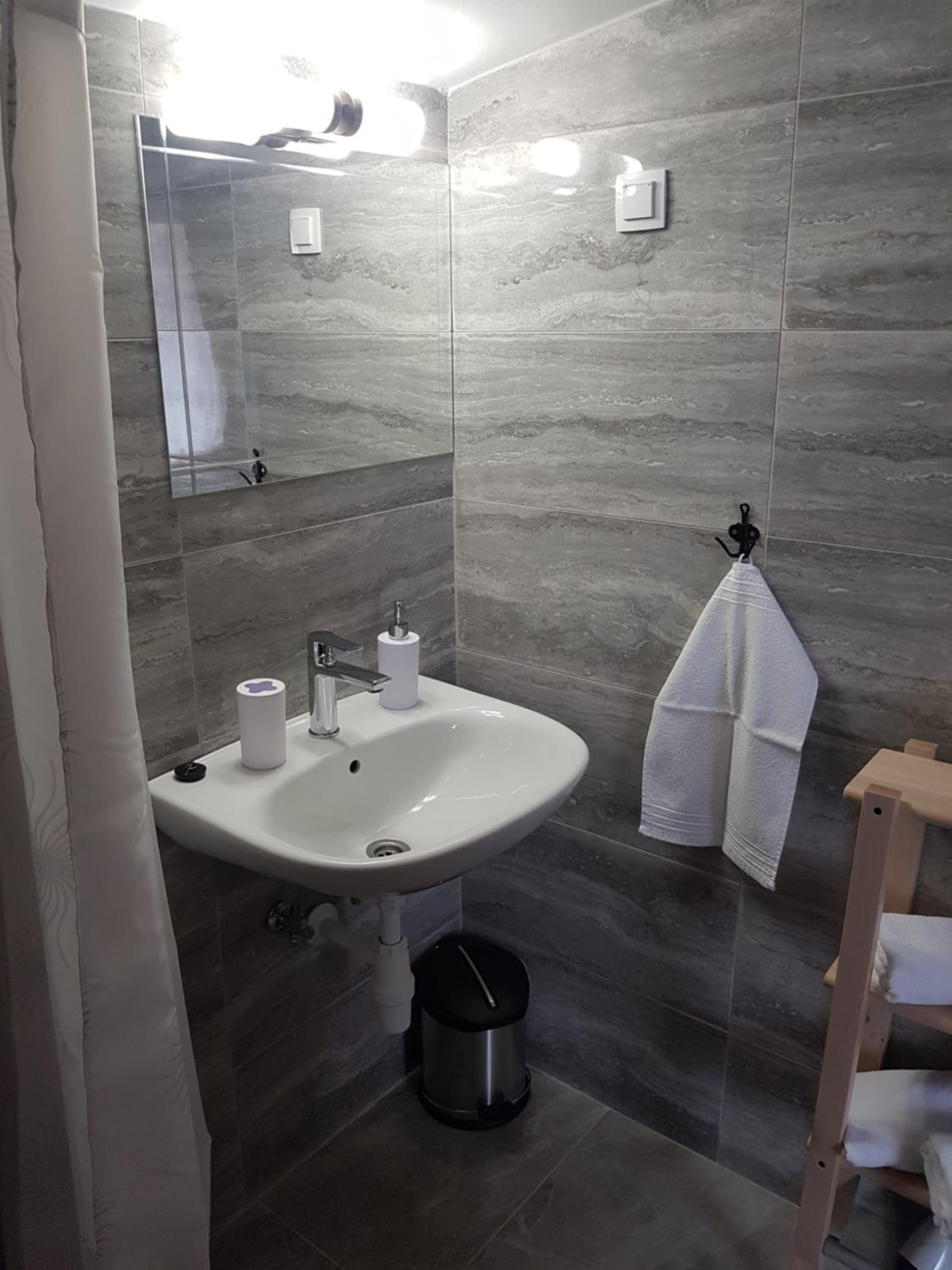 Twin Room with Bathroom - Photo 7