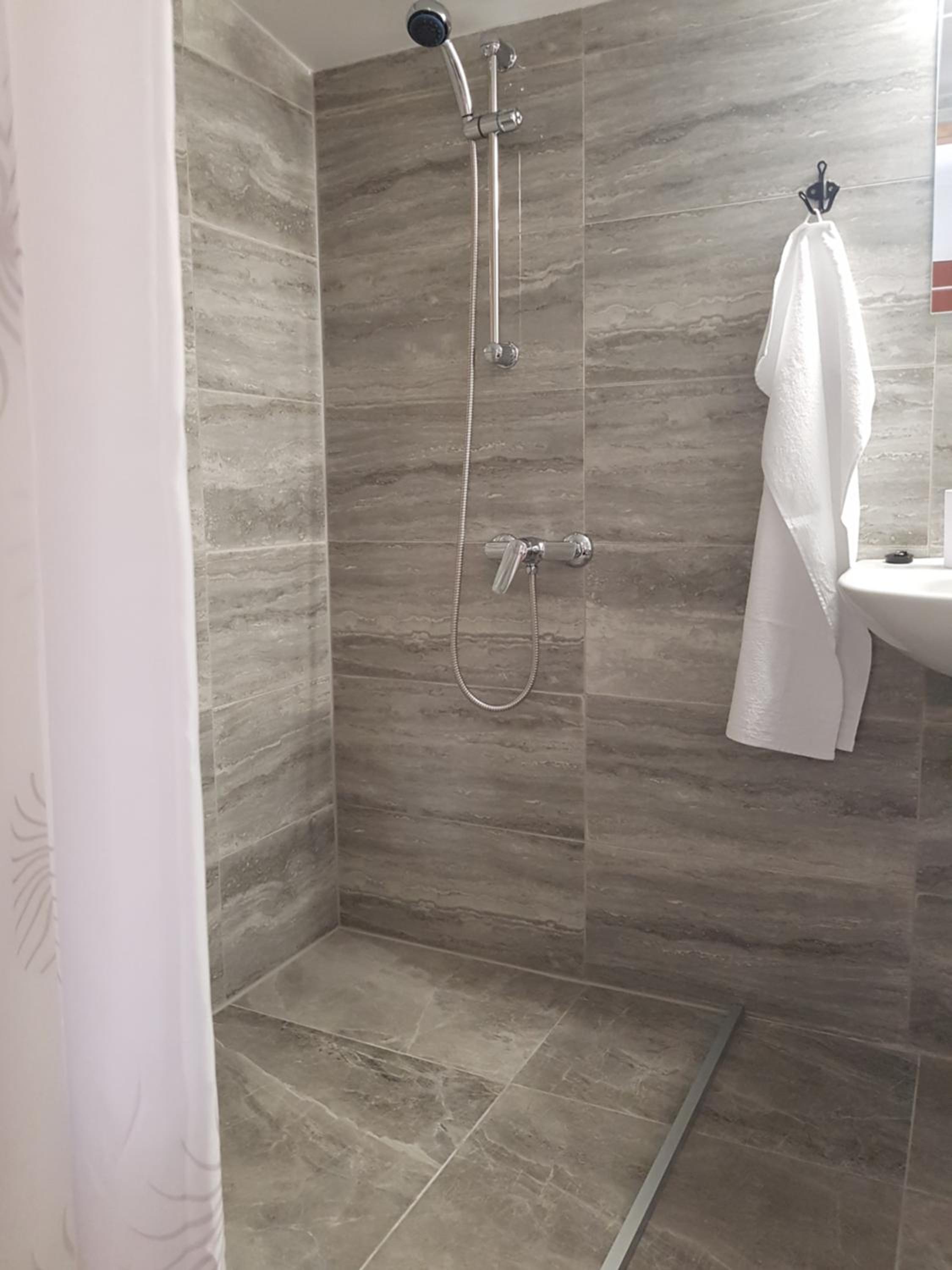 Twin Room with Bathroom - Photo 6
