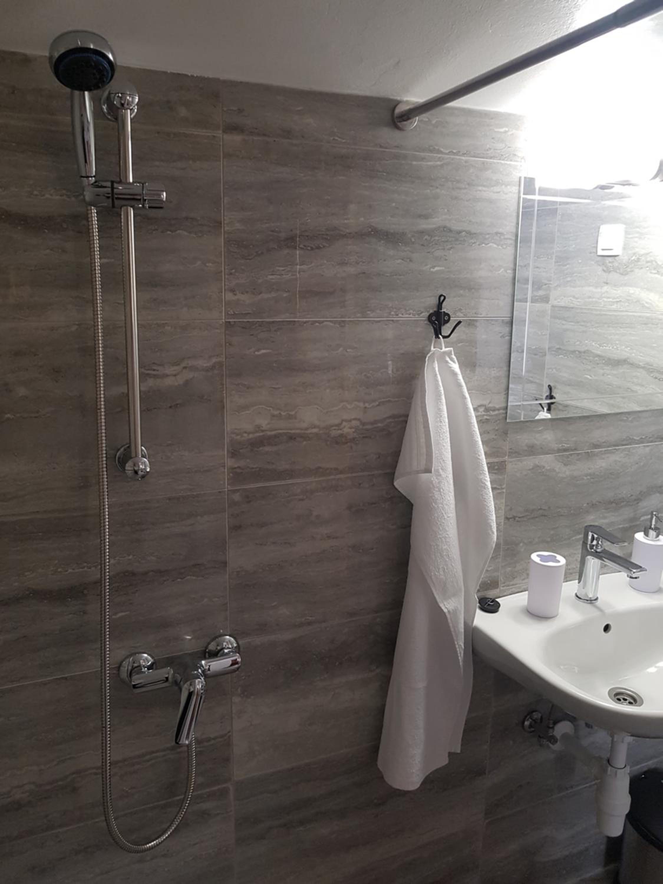 Twin Room with Bathroom - Photo 12