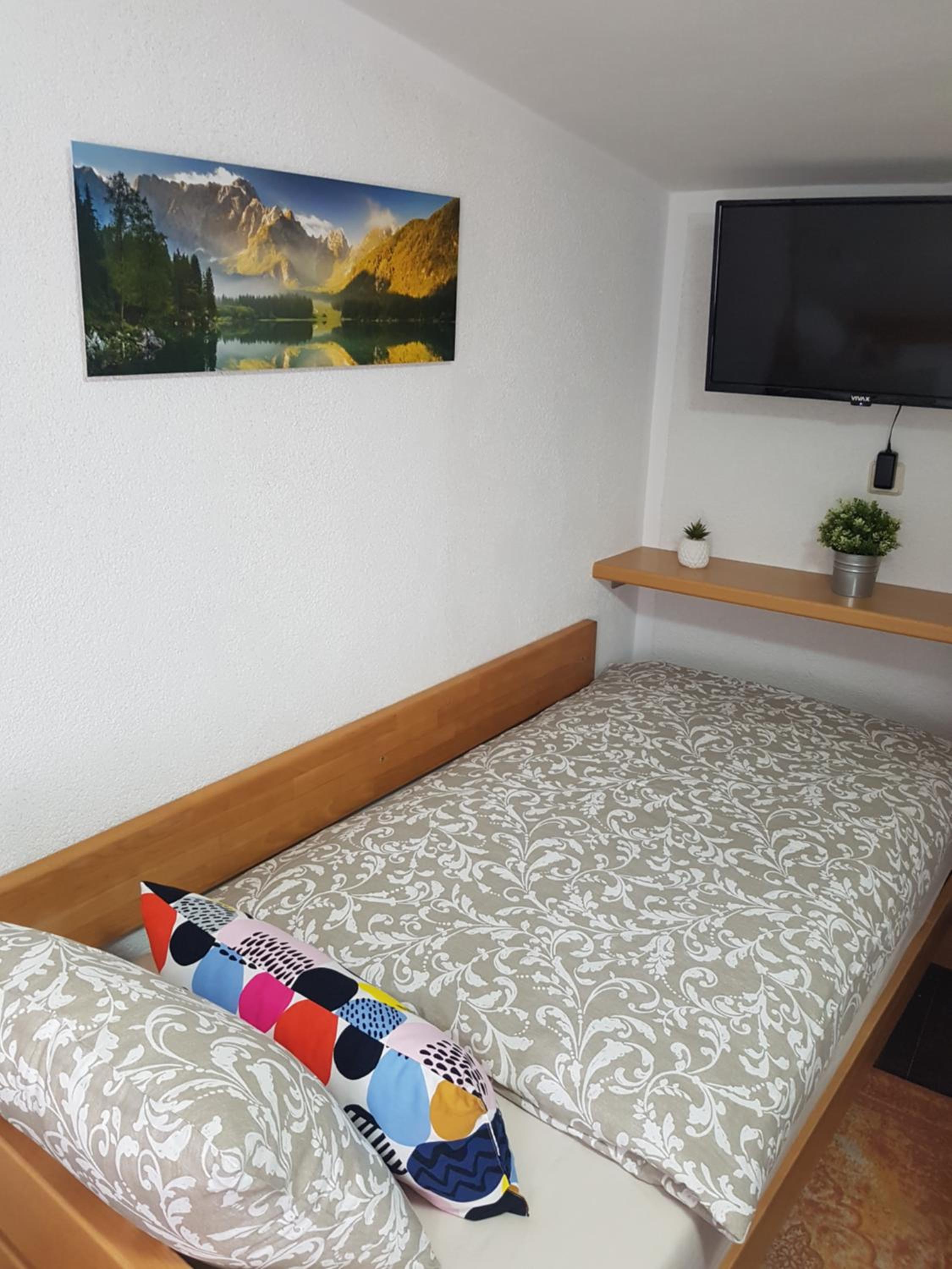 Twin Room with Bathroom - Photo 10
