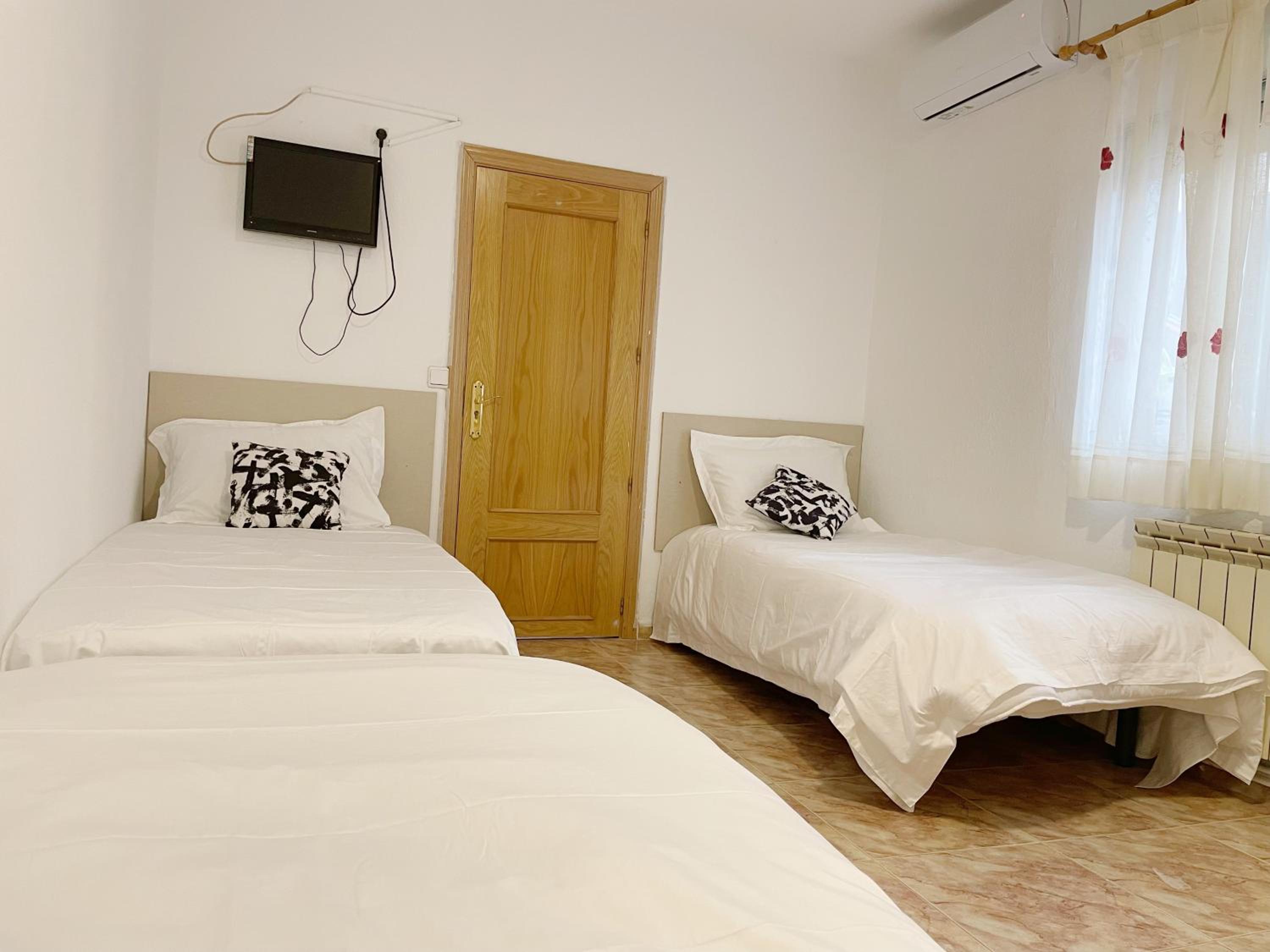 Triple Room with Private Bathroom - Photo 1