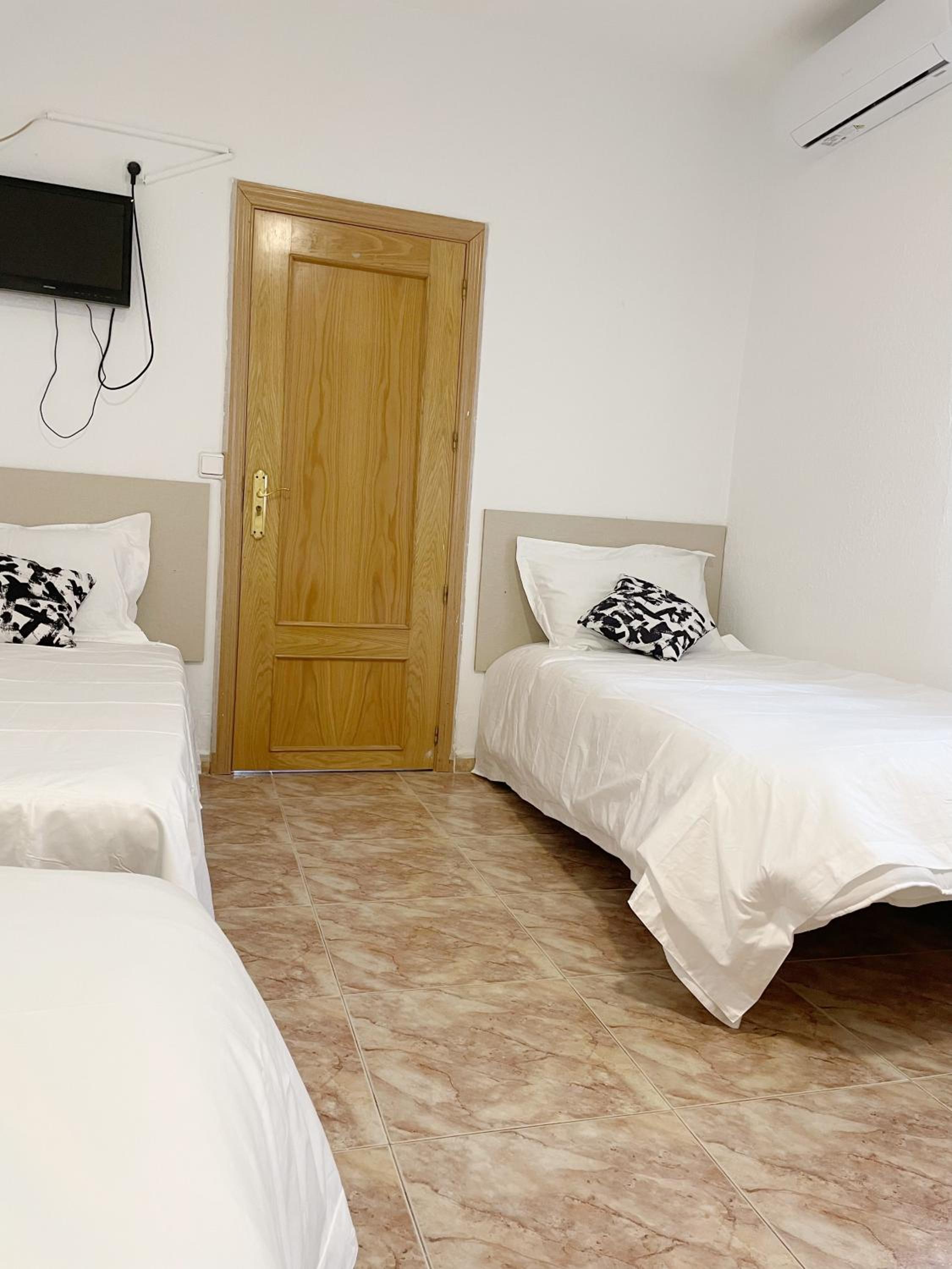 Triple Room with Private Bathroom - Photo 2