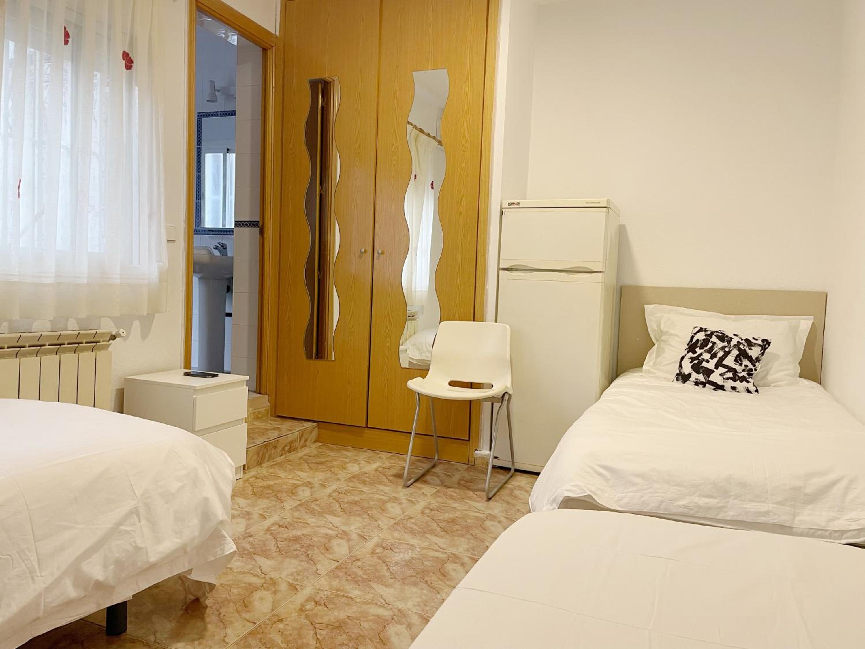 Triple Room with Private Bathroom - Photo 4