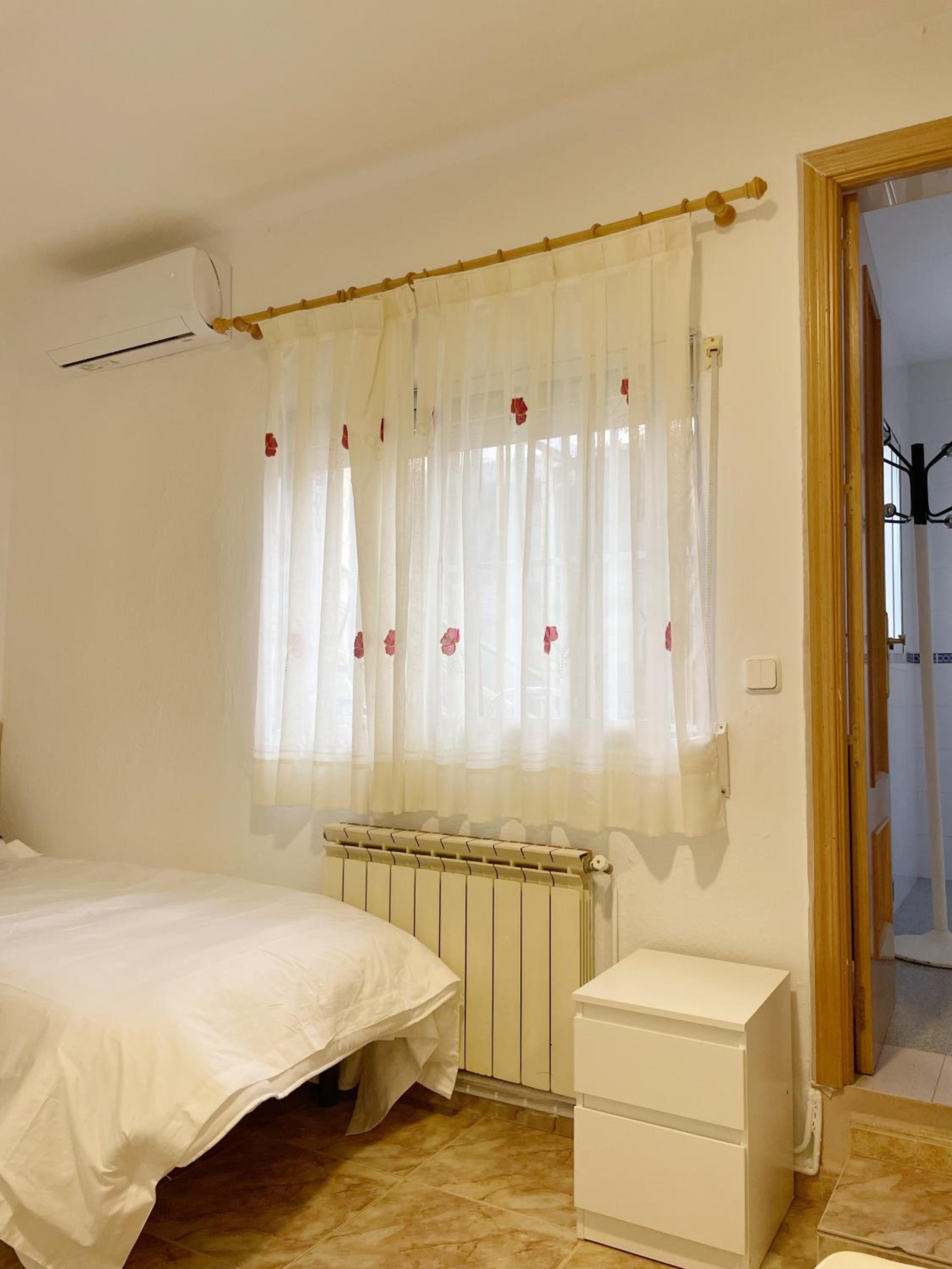 Triple Room with Private Bathroom - Photo 3