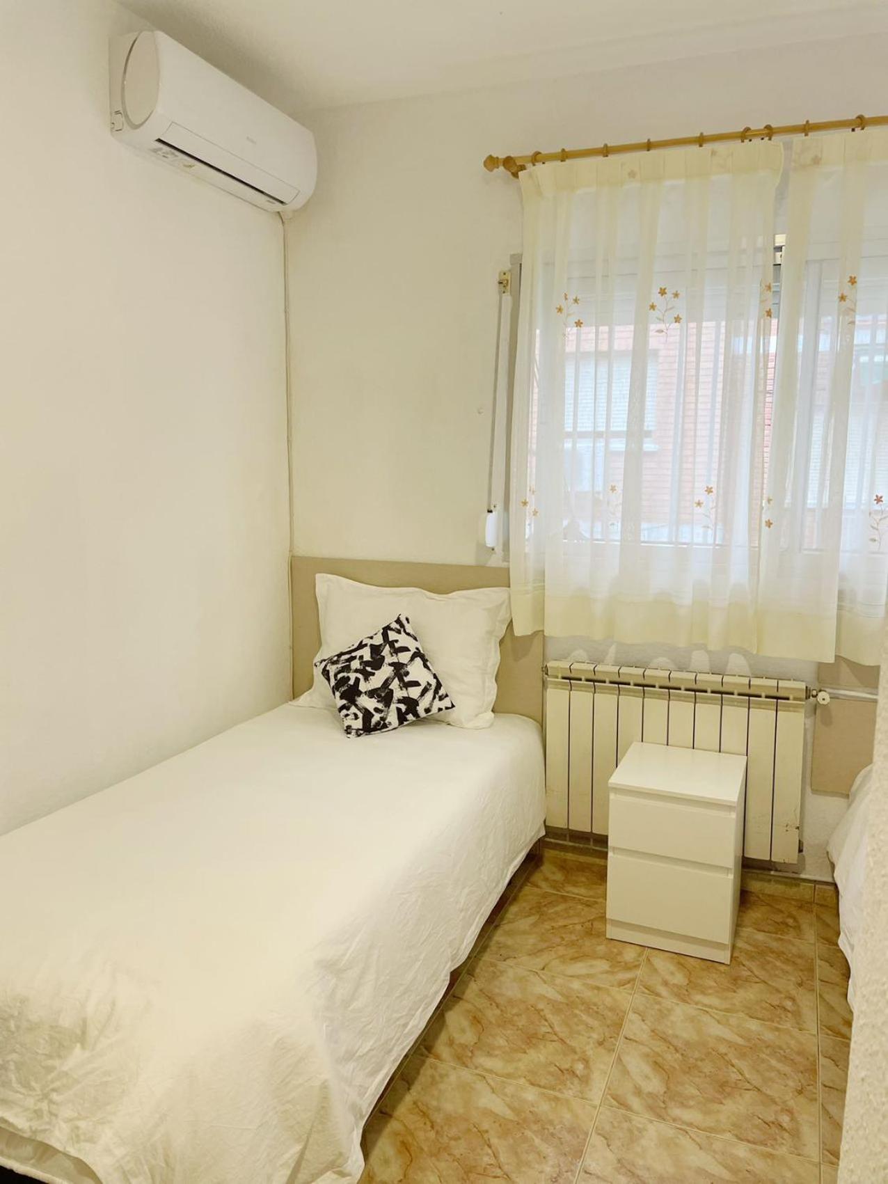 Twin Room with Private Bathroom photo 2
