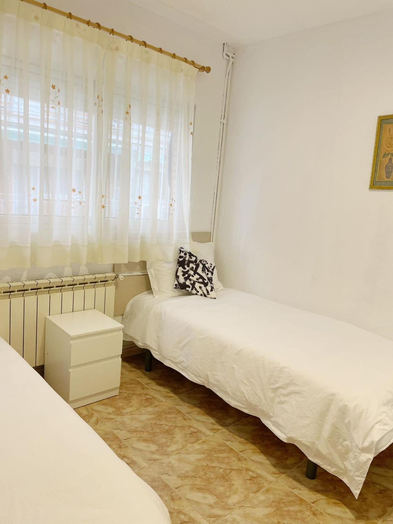 Twin Room with Private Bathroom photo 3
