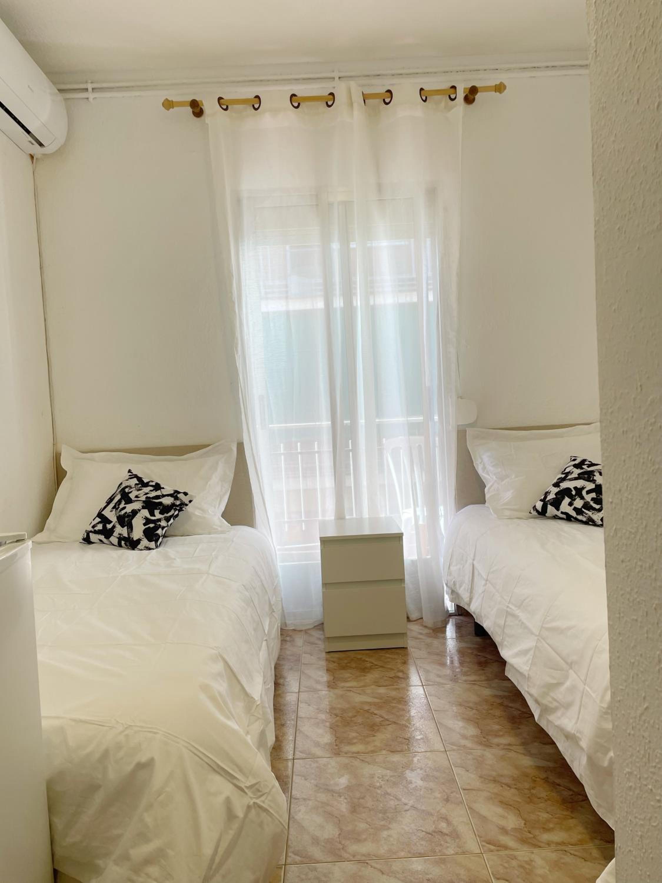 Twin Room with Private Bathroom - Photo 1