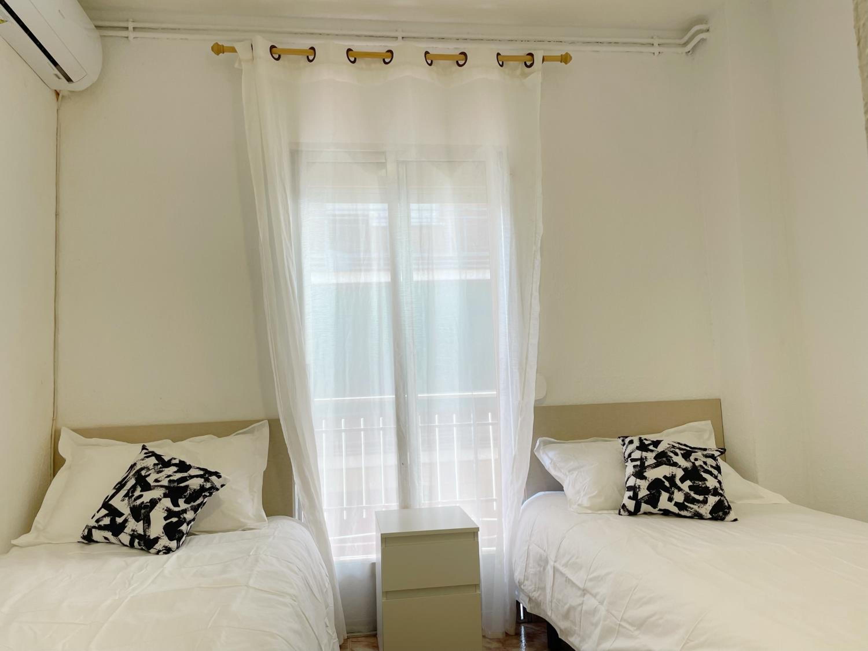 Twin Room with Private Bathroom - Photo 2