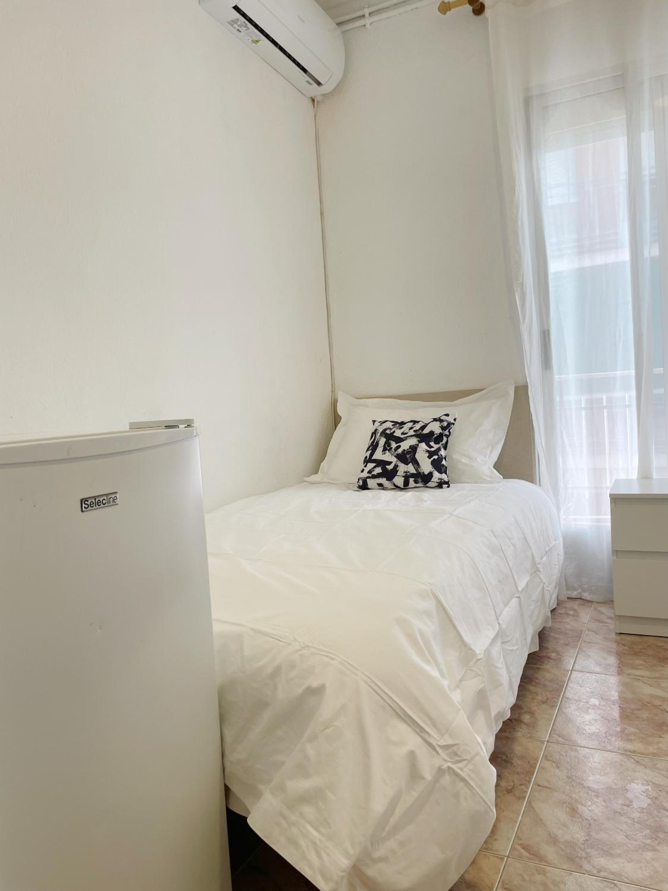 Twin Room with Private Bathroom - Photo 6