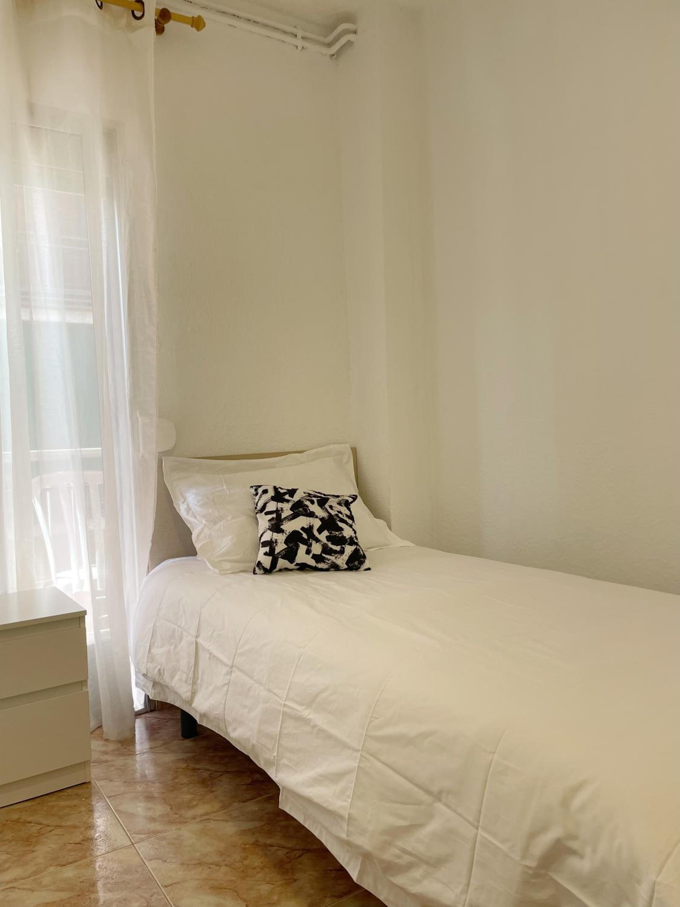 Twin Room with Private Bathroom - Photo 5