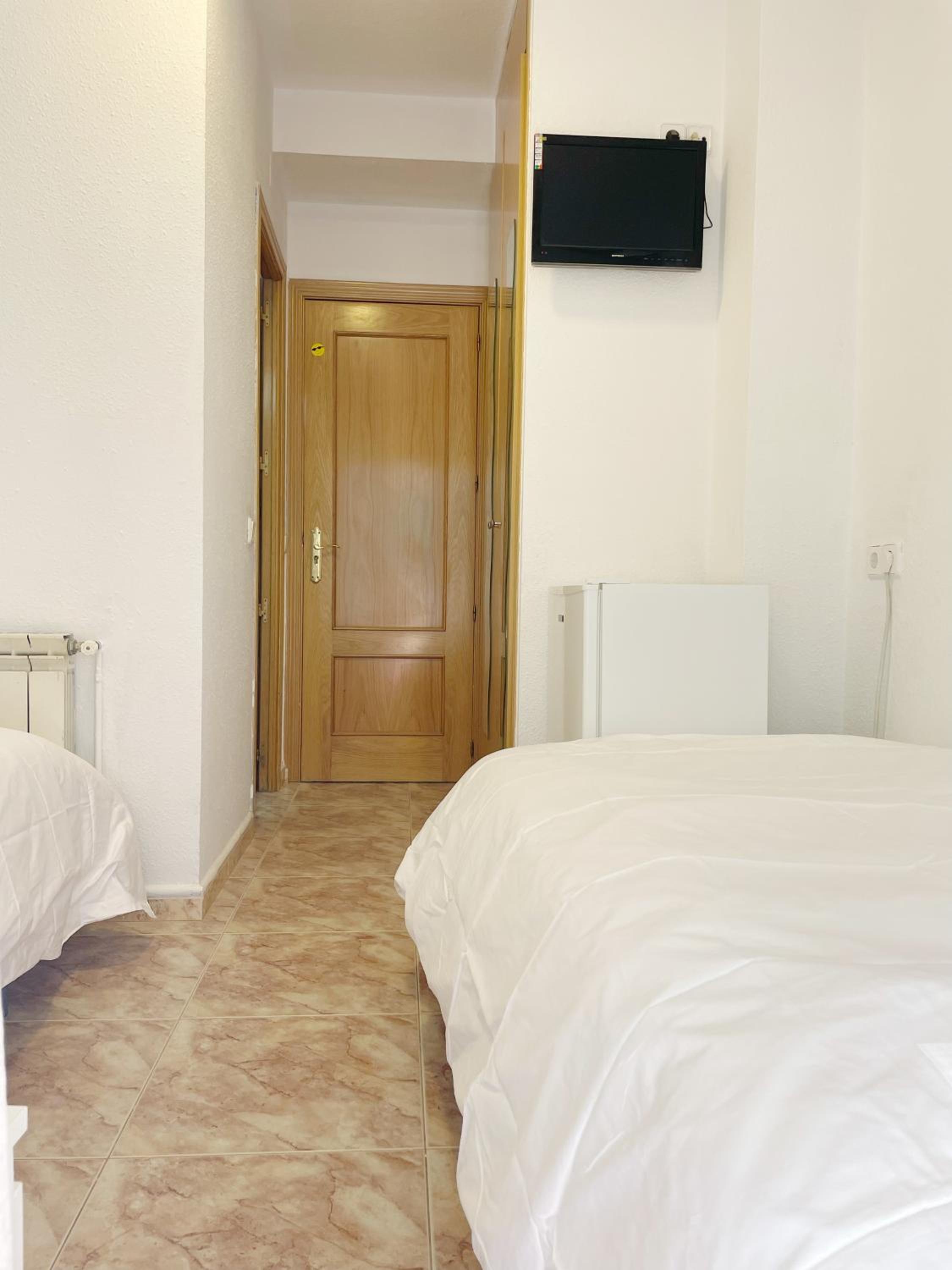 Twin Room with Private Bathroom - Photo 4