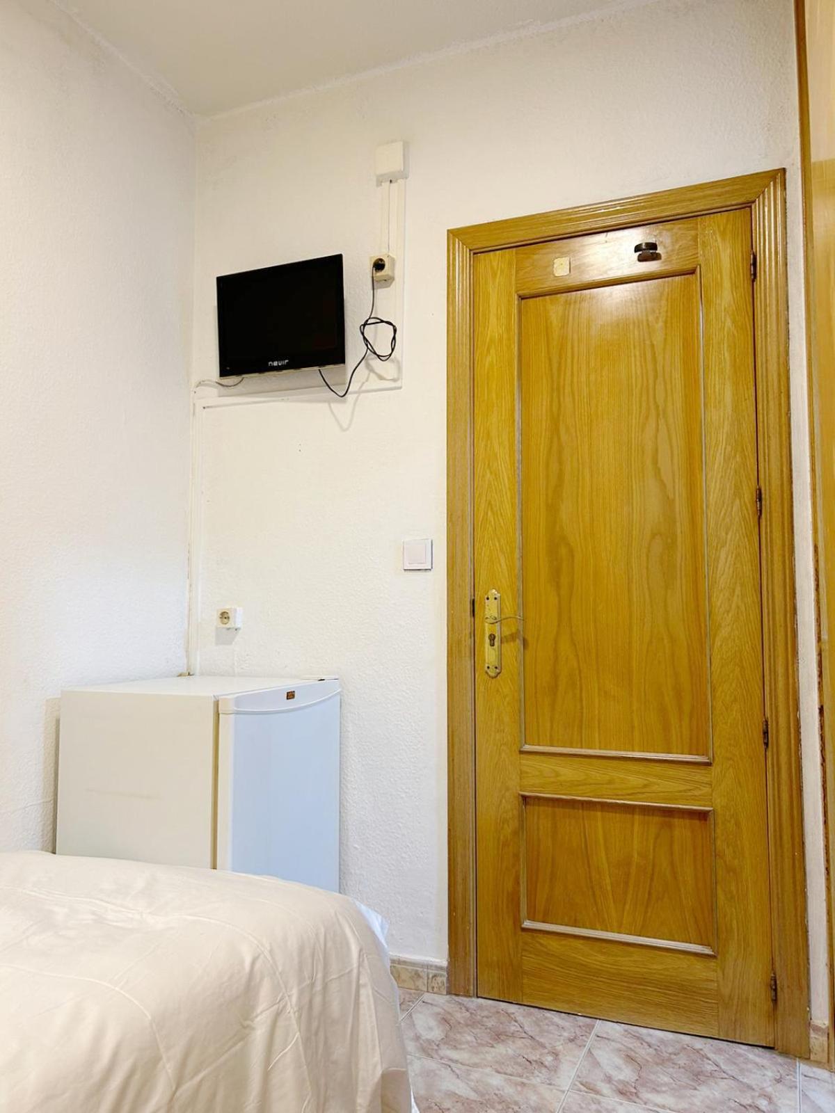 Single Room with Private Bathroom photo 3