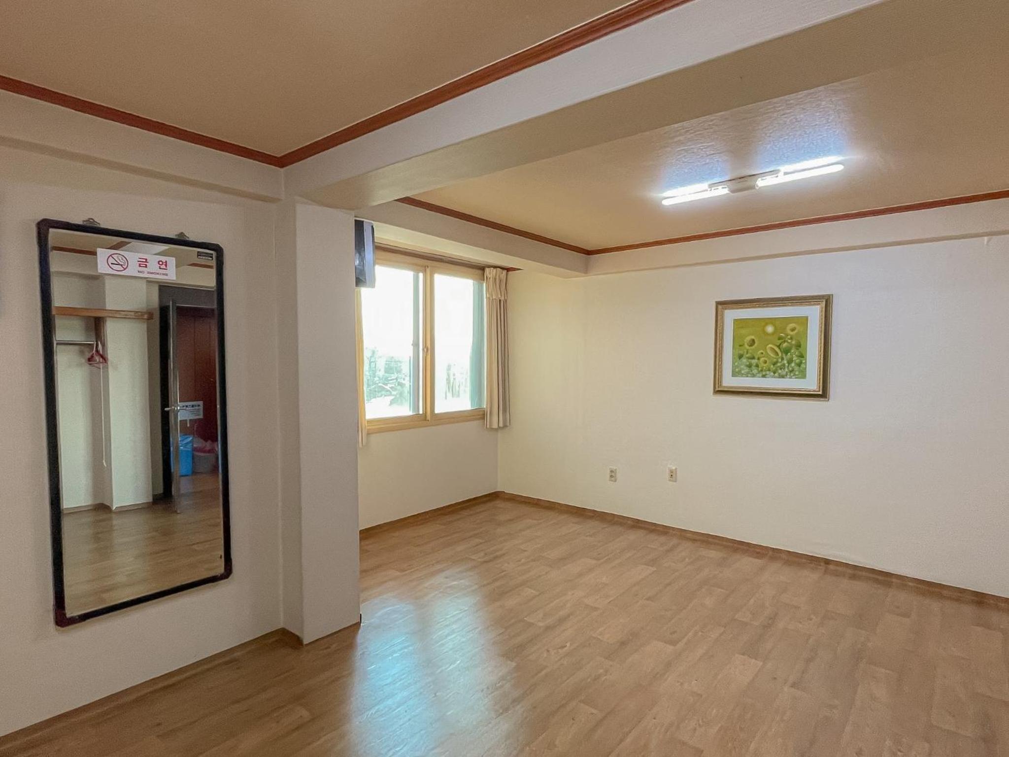 Family Room - Photo 2